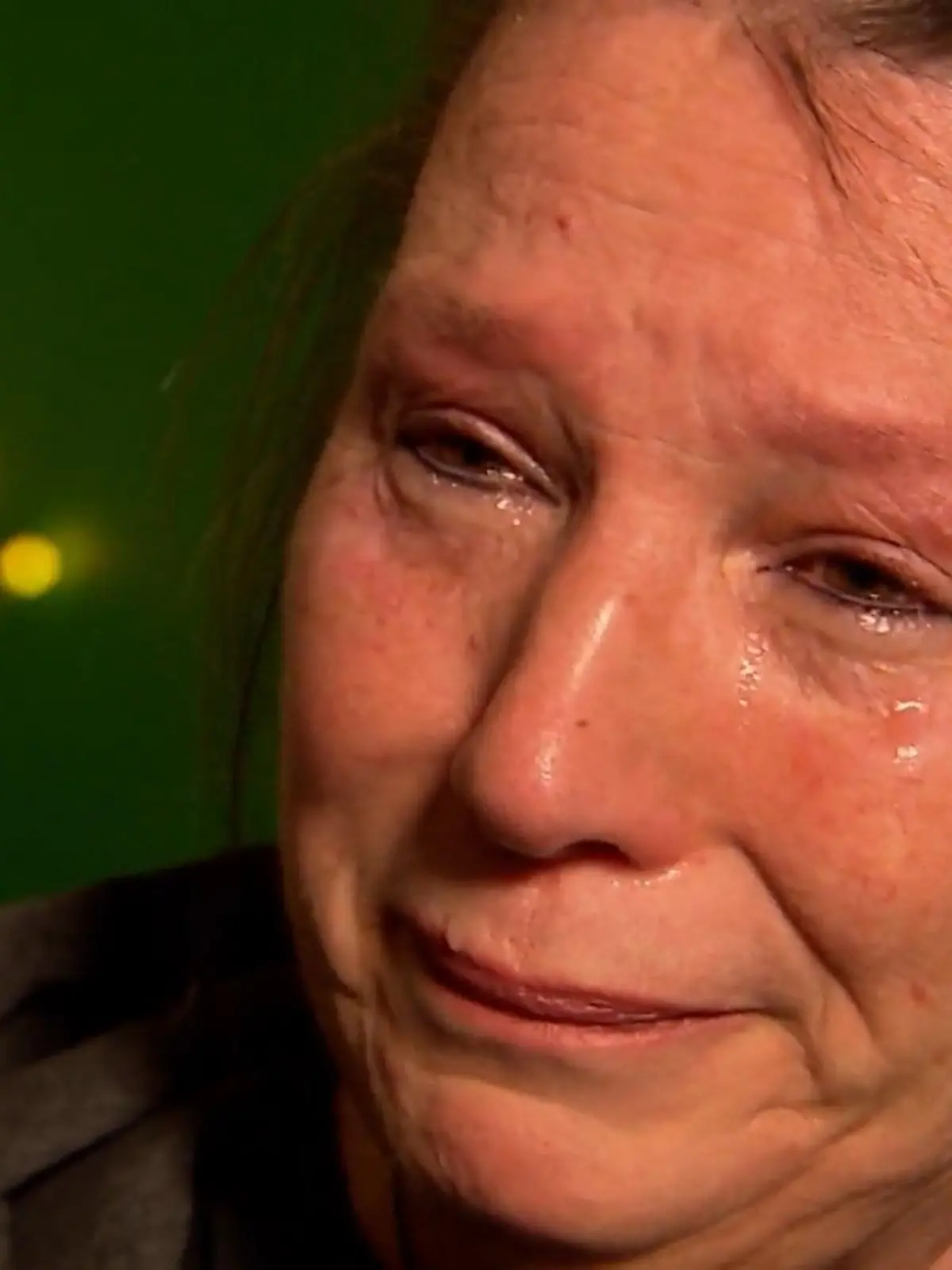 Seit fünf Tagen fließt im ganzen Mehrfamilienhaus kein Tropfen Wasser mehr. Obwohl alle Bewohner ihre Rechnungen gezahlt haben, wird ihnen das Wasser und die Heizung abgedreht. Die Übeltäterin soll die Vermieterin sein. RTL hat die Frau jetzt konfrontiert. Wie das ablief, zeigen wir im Video.