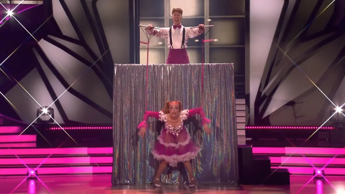 "Like A Puppet On A String": Anna Ermakova macht auch als Marionette von Valentin Lusin eine gute Figur.