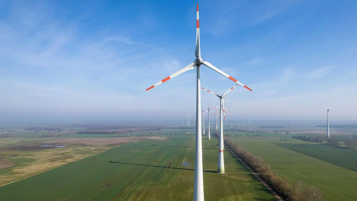 Windkraftanlagen in einem Windpark am 10. April 2023 bei Linthe in Brandenburg. Windpark in Brandenburg *** Wind turbines in a wind farm on 10 April 2023 near Linthe in Brandenburg wind farm in Brandenburg