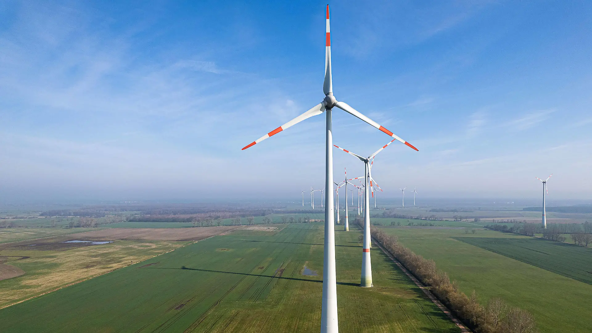 Windkraftanlagen in einem Windpark am 10. April 2023 bei Linthe in Brandenburg. Windpark in Brandenburg *** Wind turbines in a wind farm on 10 April 2023 near Linthe in Brandenburg wind farm in Brandenburg