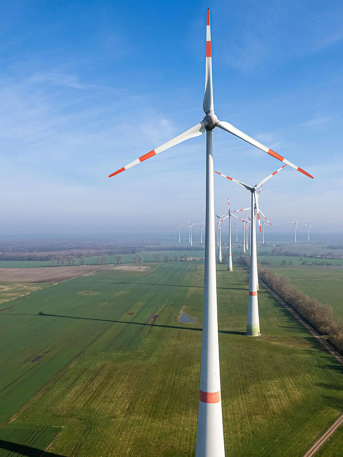 Windkraftanlagen in einem Windpark am 10. April 2023 bei Linthe in Brandenburg. Windpark in Brandenburg *** Wind turbines in a wind farm on 10 April 2023 near Linthe in Brandenburg wind farm in Brandenburg