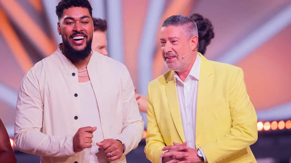21.04.2023, Nordrhein-Westfalen, Köln: Sem Eisinger, Gewinner von "Deutschland sucht den Superstar" (DSDS), und Joachim Llambi, Jurymitglied, stehen in der RTL-Tanzshow "Let's Dance" im Coloneum auf dem Parkett. Foto: Rolf Vennenbernd/dpa +++ dpa-Bildfunk +++