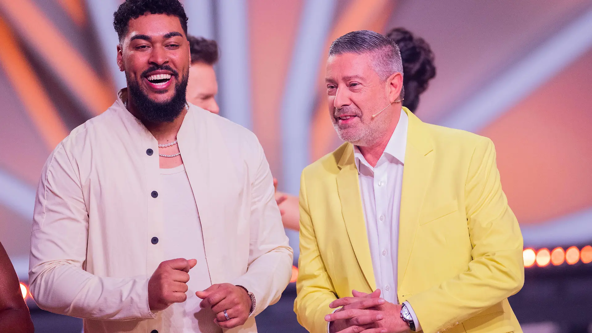 21.04.2023, Nordrhein-Westfalen, Köln: Sem Eisinger, Gewinner von "Deutschland sucht den Superstar" (DSDS), und Joachim Llambi, Jurymitglied, stehen in der RTL-Tanzshow "Let's Dance" im Coloneum auf dem Parkett. Foto: Rolf Vennenbernd/dpa +++ dpa-Bildfunk +++