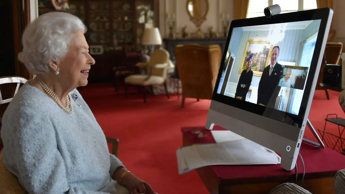 HANDOUT - 04.12.2020, Großbritannien, London: Die britische Königin Elizabeth II. (l) empfängt per Video-Übertragung aus Windsor Castle Ferenc Kumin (r), Botschafter für Ungarn in Großbritannien, und dessen Ehefrau Viktoria Kumin, die sich im Buckingham Palace befinden, zu einer virtuellen Audienz. Foto: Buckingham Palace/PA/AP/dpa - ACHTUNG: Nur zur redaktionellen Verwendung im Zusammenhang mit der aktuellen Berichterstattung und nur mit vollständiger Nennung des vorstehenden Credits +++ dpa-Bildfunk +++