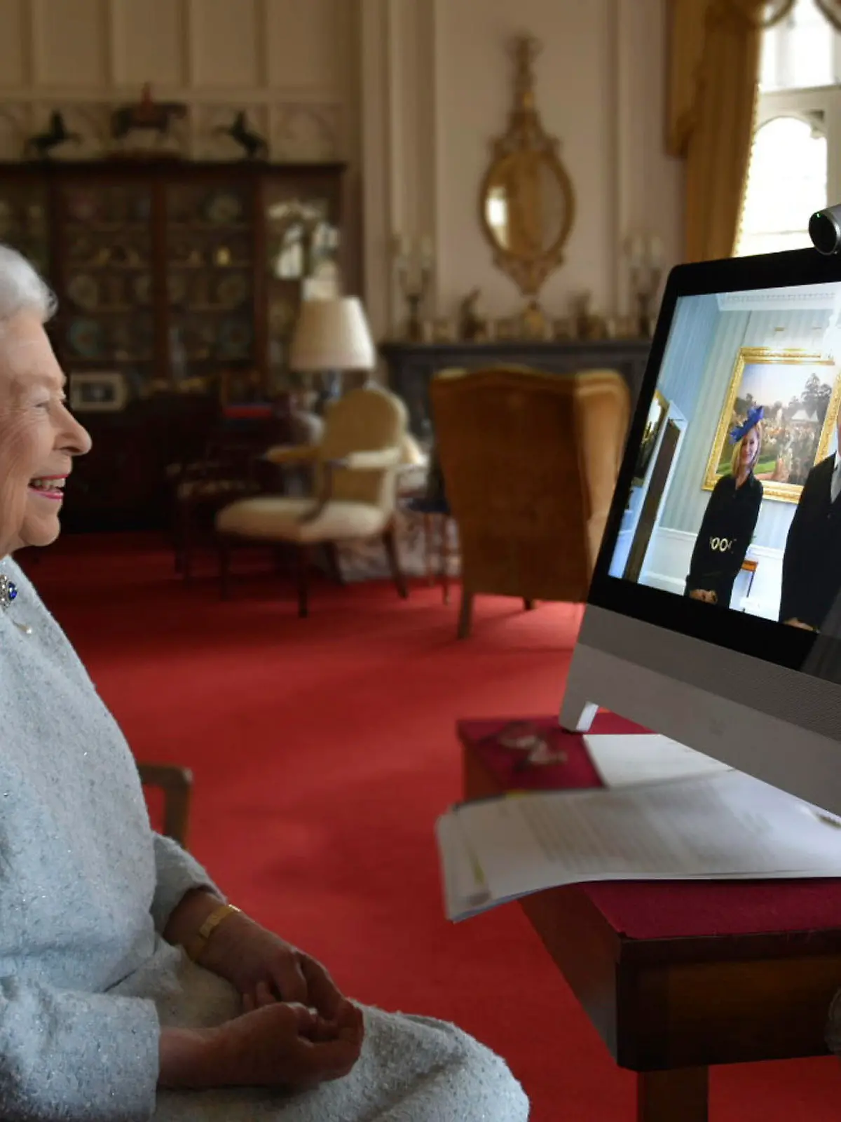 HANDOUT - 04.12.2020, Großbritannien, London: Die britische Königin Elizabeth II. (l) empfängt per Video-Übertragung aus Windsor Castle Ferenc Kumin (r), Botschafter für Ungarn in Großbritannien, und dessen Ehefrau Viktoria Kumin, die sich im Buckingham Palace befinden, zu einer virtuellen Audienz. Foto: Buckingham Palace/PA/AP/dpa - ACHTUNG: Nur zur redaktionellen Verwendung im Zusammenhang mit der aktuellen Berichterstattung und nur mit vollständiger Nennung des vorstehenden Credits +++ dpa-Bildfunk +++