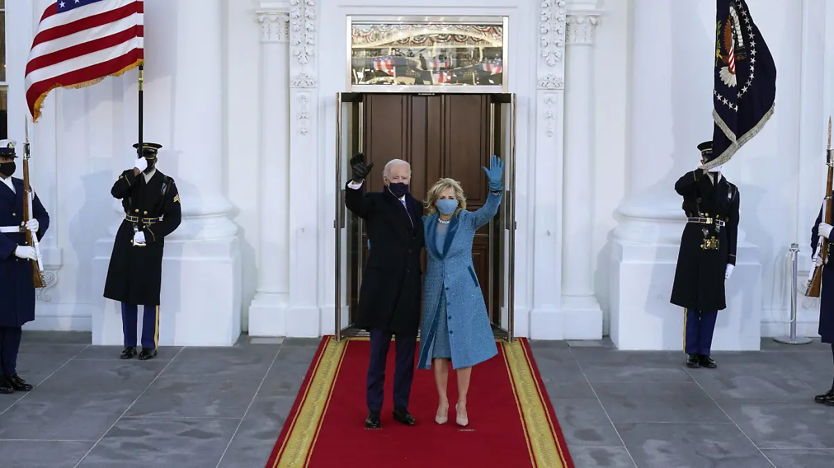 News Bilder des Tages President Joe Biden and first lady Jill Biden hug as they arrive at the North Portico of the White House after the inauguration of President Joe Biden as the 46th President of the United States in Washington, DC on Wednesday, January 20, 2021. Pool PUBLICATIONxINxGERxSUIxAUTxHUNxONLY WAX20210120857 AlexxBrandon