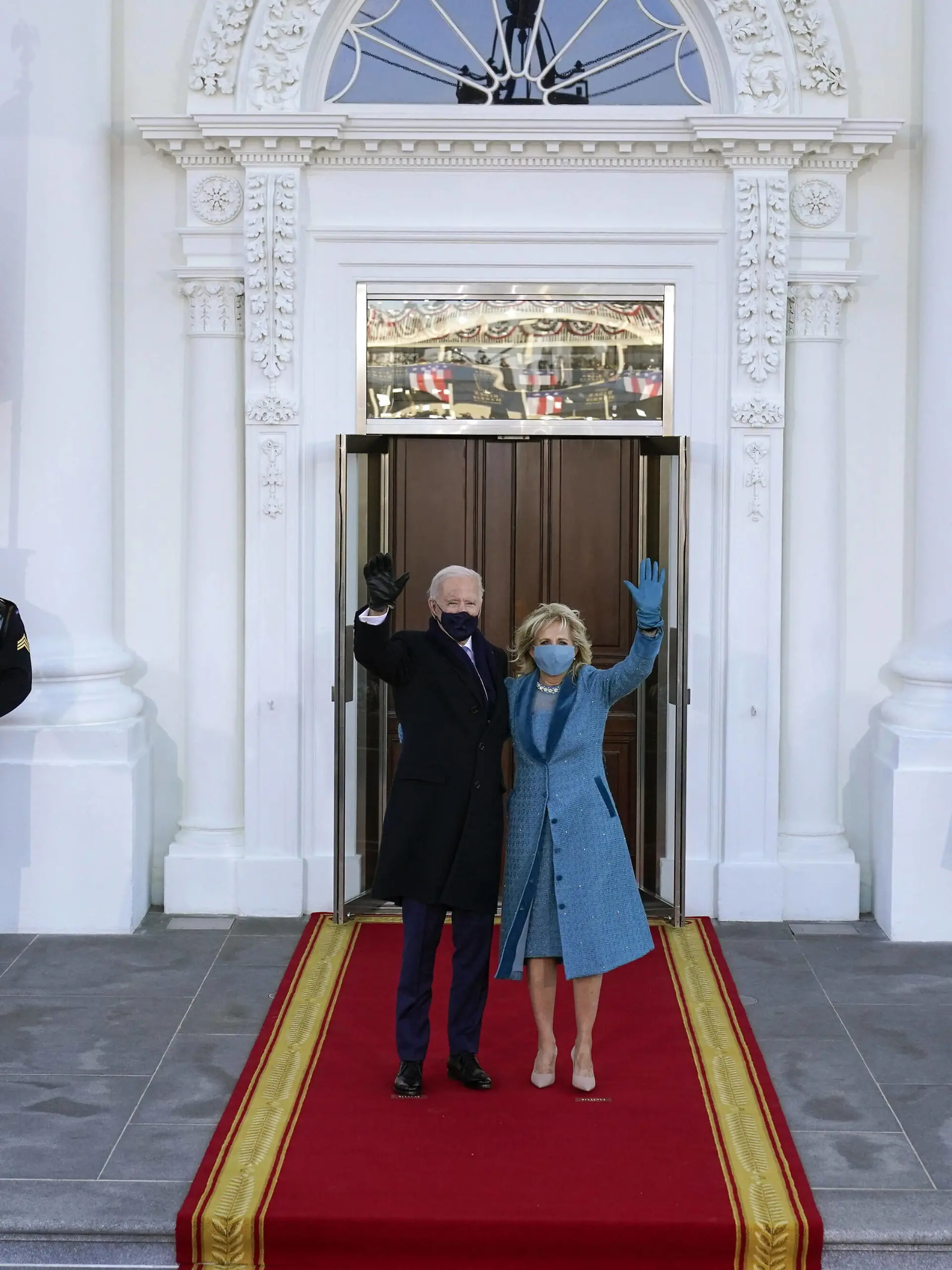 News Bilder des Tages President Joe Biden and first lady Jill Biden hug as they arrive at the North Portico of the White House after the inauguration of President Joe Biden as the 46th President of the United States in Washington, DC on Wednesday, January 20, 2021. Pool PUBLICATIONxINxGERxSUIxAUTxHUNxONLY WAX20210120857 AlexxBrandon