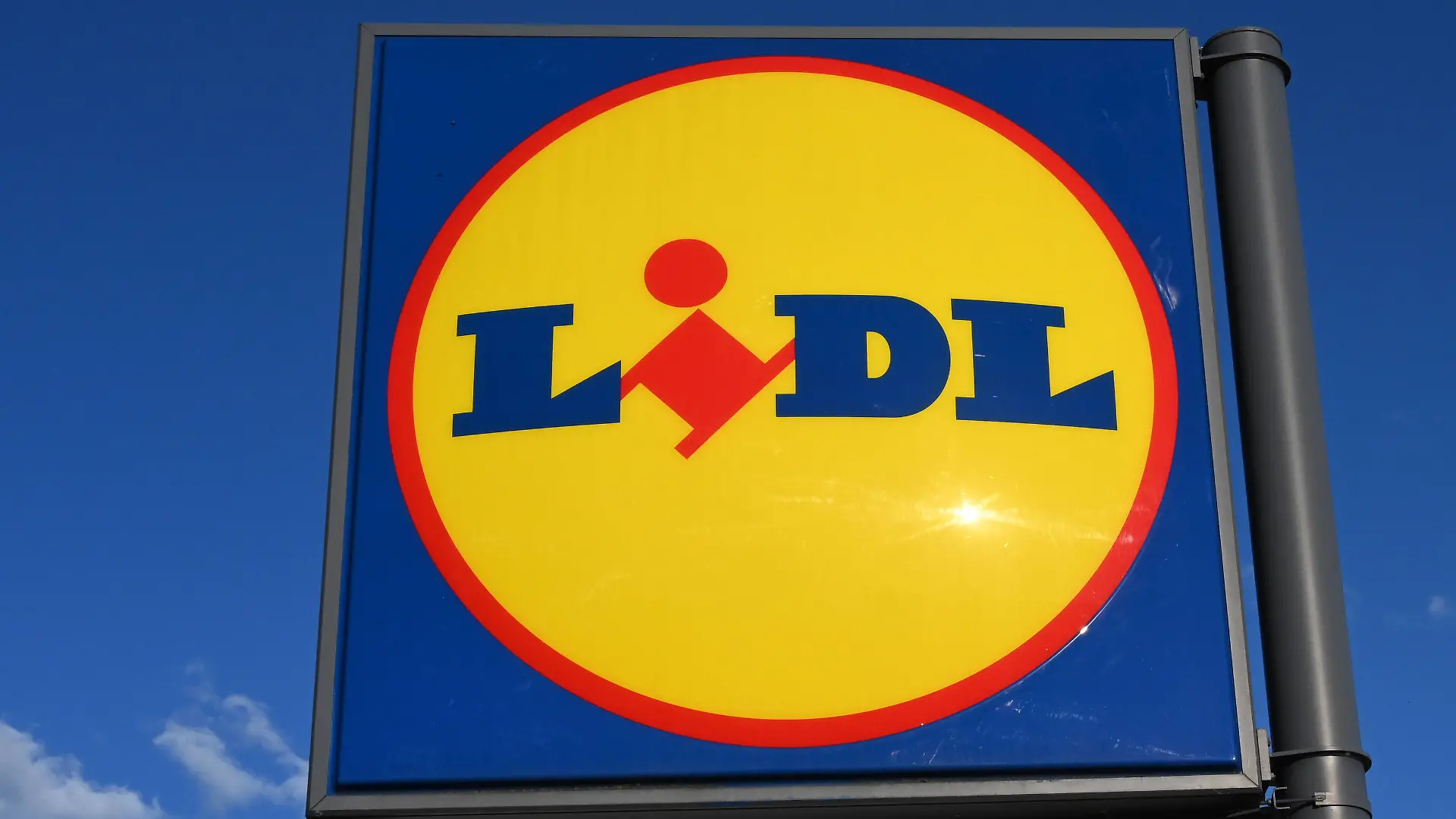 Lidl-Logo an einem Discounter in Titisee-Neustadt, Breisgau-Hochschwarzwald Baden-Württemberg, Deutschland McDonalds-Logo an einer Filiale in Titisee-Neustadt, Breisgau-Hochschwarzwald, Baden-Württemberg, Deutschland *** Lidl logo at a discount store in Titisee Neustadt, Breisgau Hochschwarzwald Baden Württemberg, Germany McDonalds logo at a branch in Titisee Neustadt, Breisgau Hochschwarzwald, Baden Württemberg, Germany