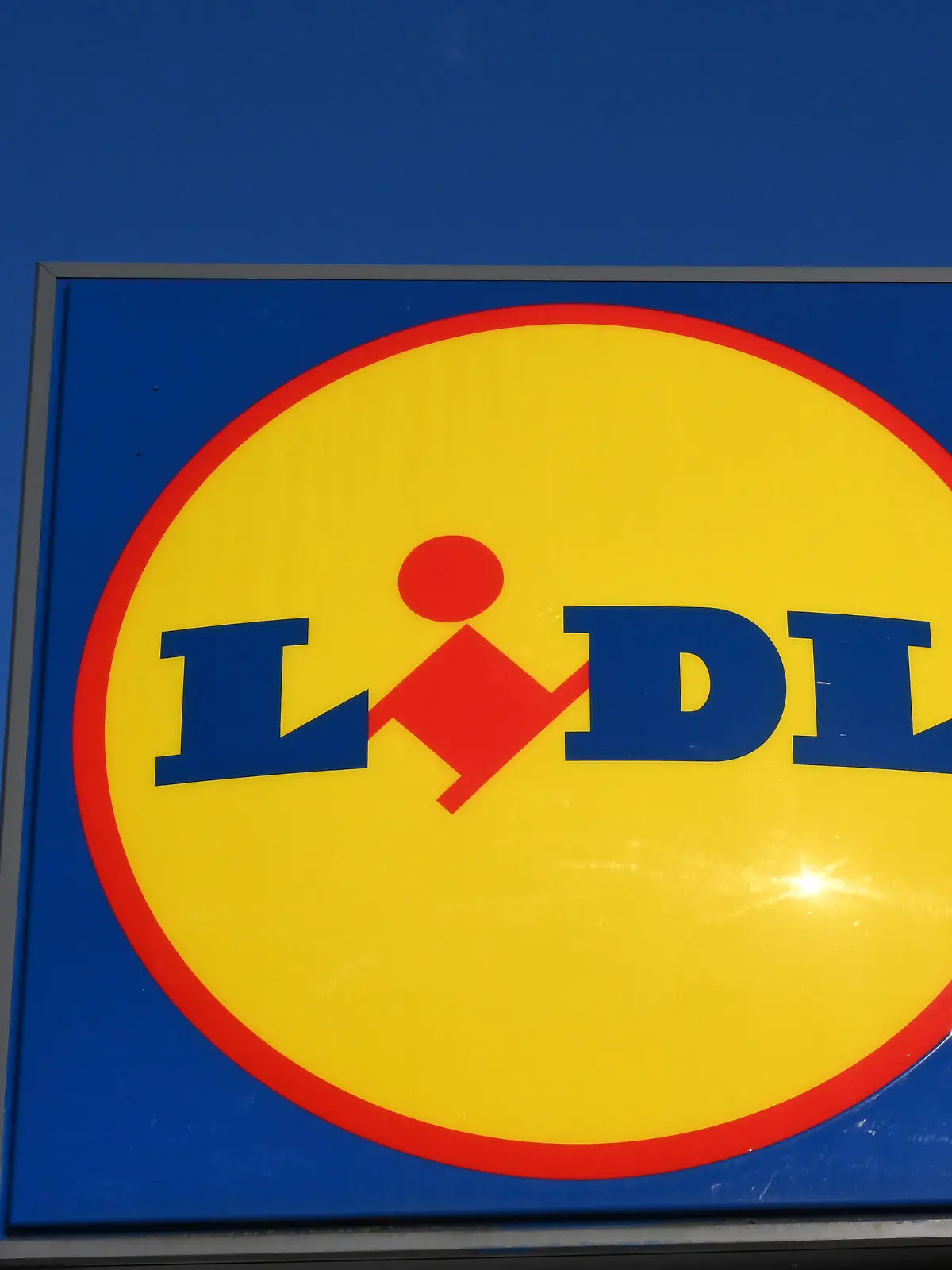  Lidl-Logo an einem Discounter in Titisee-Neustadt, Breisgau-Hochschwarzwald Baden-Württemberg, Deutschland McDonalds-Logo an einer Filiale in Titisee-Neustadt, Breisgau-Hochschwarzwald, Baden-Württemberg, Deutschland *** Lidl logo at a discount store in Titisee Neustadt, Breisgau Hochschwarzwald Baden Württemberg, Germany McDonalds logo at a branch in Titisee Neustadt, Breisgau Hochschwarzwald, Baden Württemberg, Germany