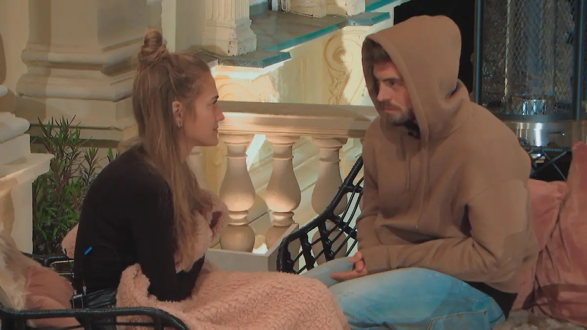 Für Niko ist ein absolutes Gefühlchaos ausgebrochen. In der Ladys-Villa versucht er, seine Lage Mimi zu erklären.