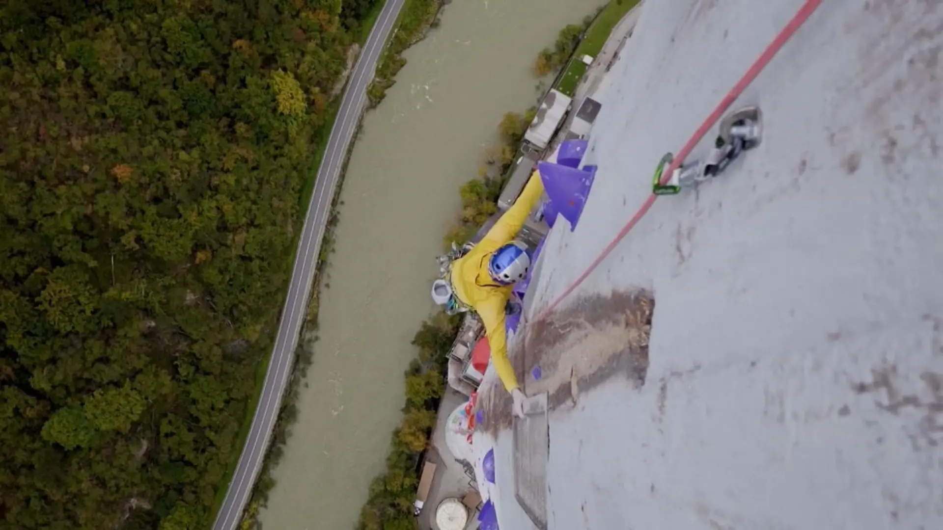 Diese XXL-Kletterwand ist nichts für schwache Nerven Alter Schornstein zweckentfremdet