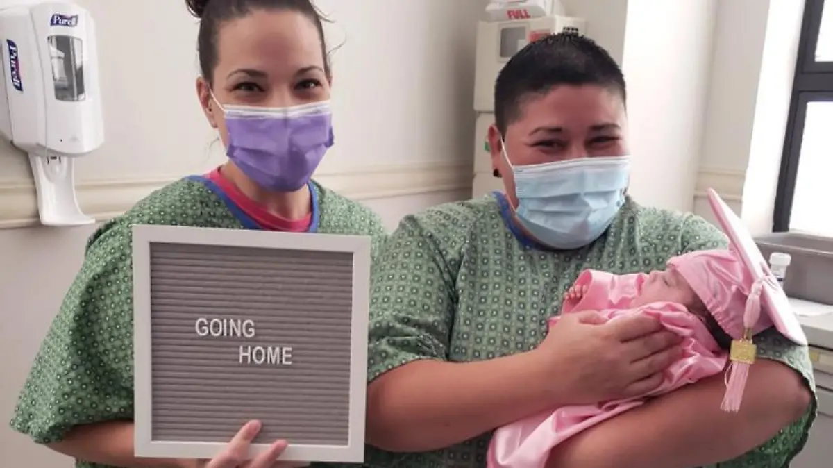 Die stolzen Eltern Heather Langley und Priscilla Rodriguez aus Texas halten ihr Baby in den Armen. Sie sind überglücklich über den Familienzuwachs.