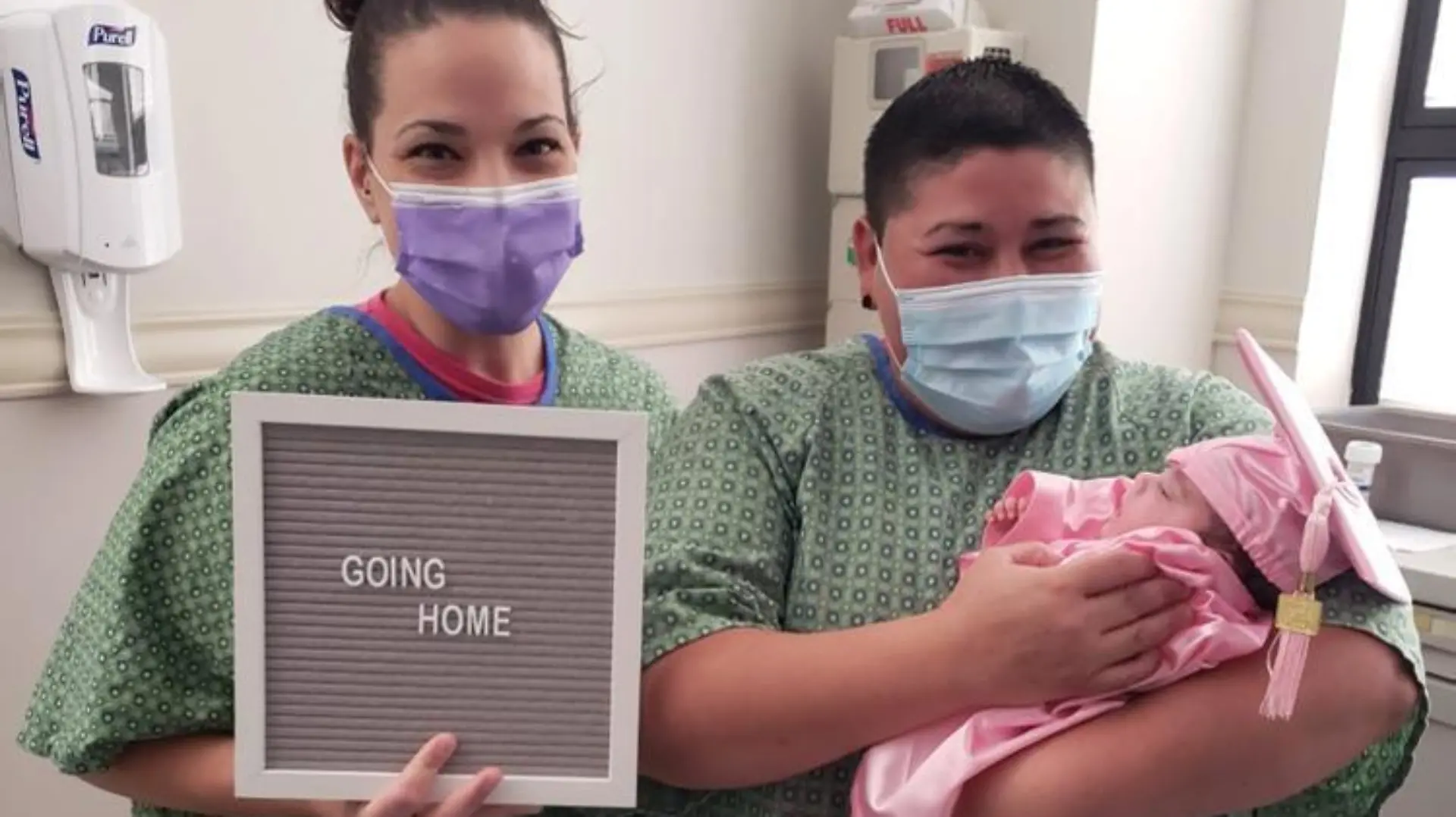 Die stolzen Eltern Heather Langley und Priscilla Rodriguez aus Texas halten ihr Baby in den Armen. Sie sind überglücklich über den Familienzuwachs.