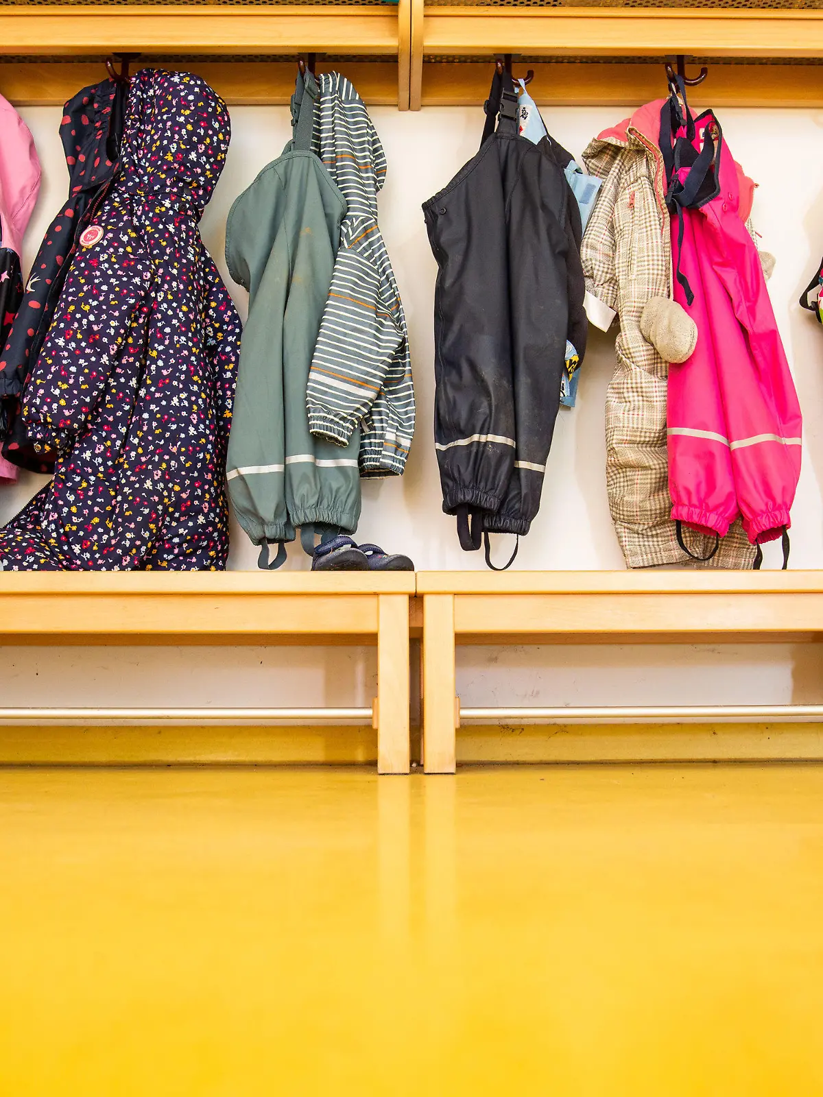 23.01.2021, Baden-Württemberg, Müllheim: Jacken von Kindern hängen an der Garderobe einer Kindertagesstätte (Kita). Eltern, die an ihrer Arbeitsstelle «unabkömmlich» sind, können ihre Kinder notbetreuen lassen - ohne Nachweispflicht. Die Hürden sind also gering und Schulen und Kitas werden trotz Lockdowns immer voller. Das sorgt auch für Kritik. Foto: Philipp von Ditfurth/dpa +++ dpa-Bildfunk +++