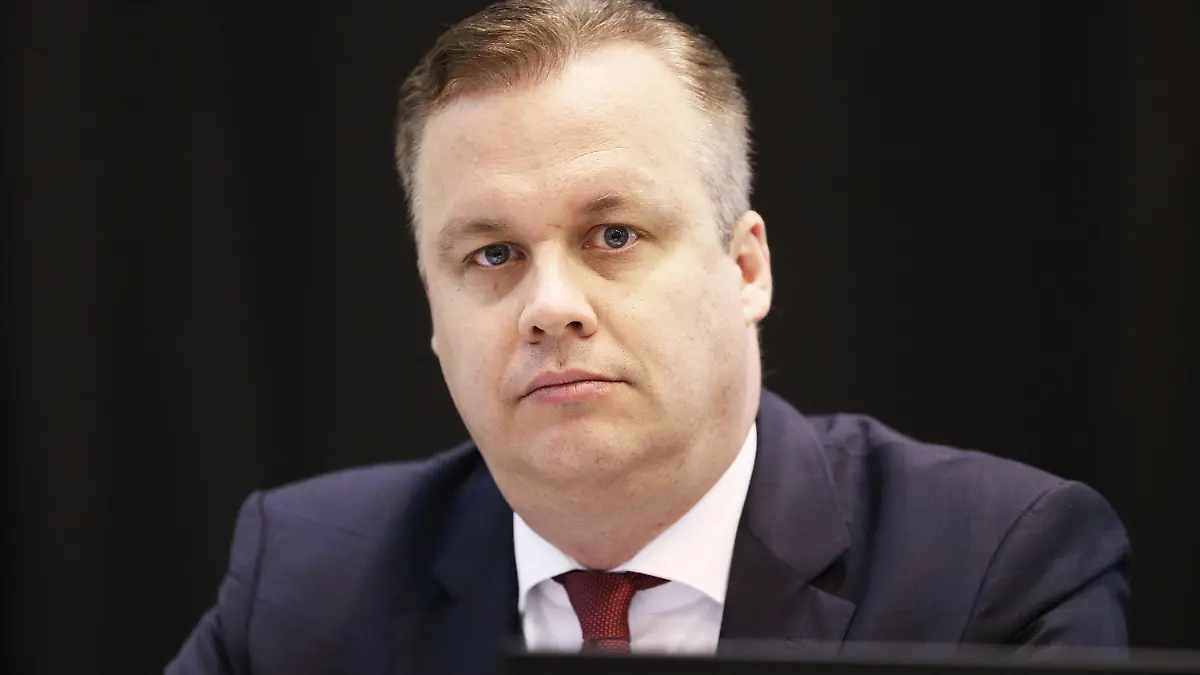 01.09.2020, Nordrhein-Westfalen, Essen: Miguel Müllenbach, Finanzvorstand von Galeria Karstadt Kaufhof sitzt zu Beginn der Gläubigerversammlung auf dem Podium. Die Gläubiger des Warenhauskonzerns stellen in Essen auf einem Gläubigertreffen die Weichen für die Zukunft des ums Überleben kämpfenden Traditionsunternehmens. Foto: Oliver Berg/dpa +++ dpa-Bildfunk +++