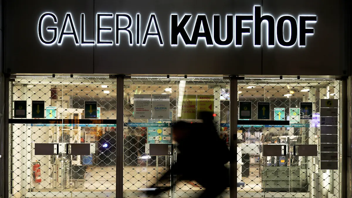 27.01.2021, Nordrhein-Westfalen, Köln: Ein Radfahrer fährt an einer geschlossenen Kaufhof Filiale vorbei. Der angeschlagenen Warenhauskonzern Galeria Karstadt Kaufhof könnte Staatshilfen aus Steuergeldern bekommen. Am Nachmittag berät der Ausschusses des Wirtschaftsstabilisierungsfonds darüber, in dem Vertreter von mehreren Bundesministerien sitzen. Foto: Oliver Berg/dpa +++ dpa-Bildfunk +++