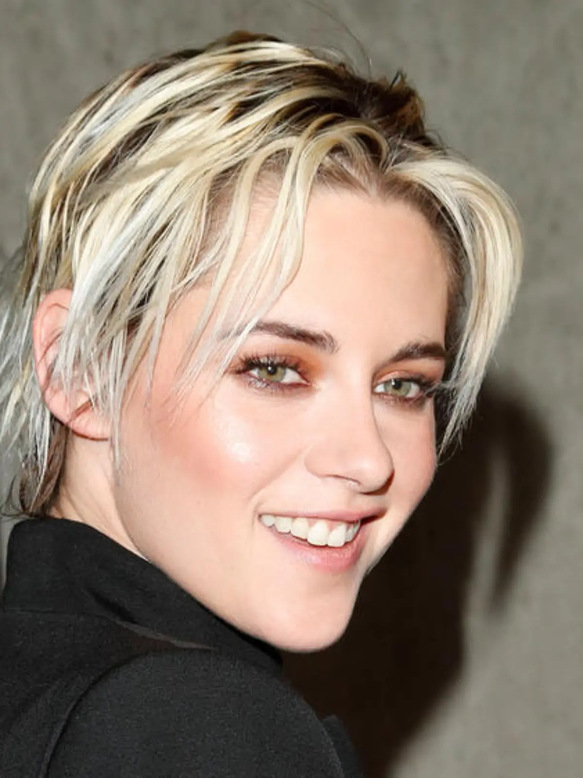 "Spencer": Kristen Stewart als Prinzessin Diana kaum wiederzuerkennen