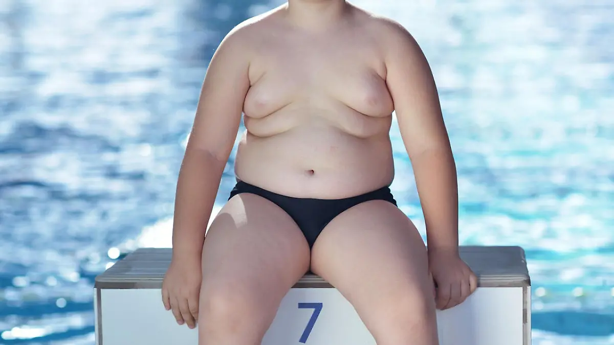 happy chid have fun on swimming pool