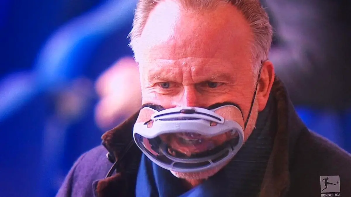 Karl-Heinz Rummenigge tauchte auf Schalke mit ungewöhnlicher Maske auf