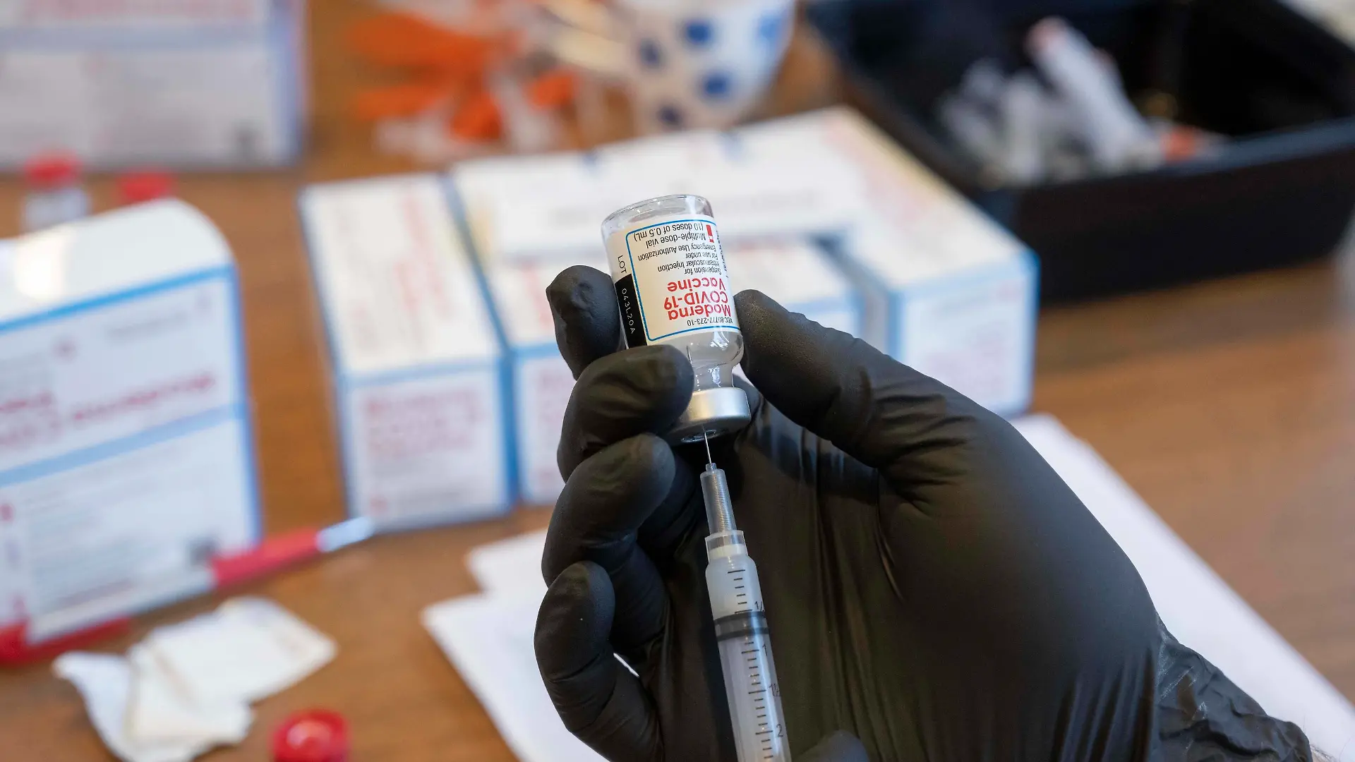 January 21, 2021, Round Rock, Texas, USA: A technician loads a syringe with the Moderna vaccine while South University nursing students administer vaccine to central Texans lined up at a drive-through clinic on January 21, 2021. Over 2,000 doses were given in people s arms on the previous day as Texas ramps up its vaccine response. Round Rock USA - ZUMAd150 20210121_znp_d150_024 Copyright: xBobxDaemmrichx