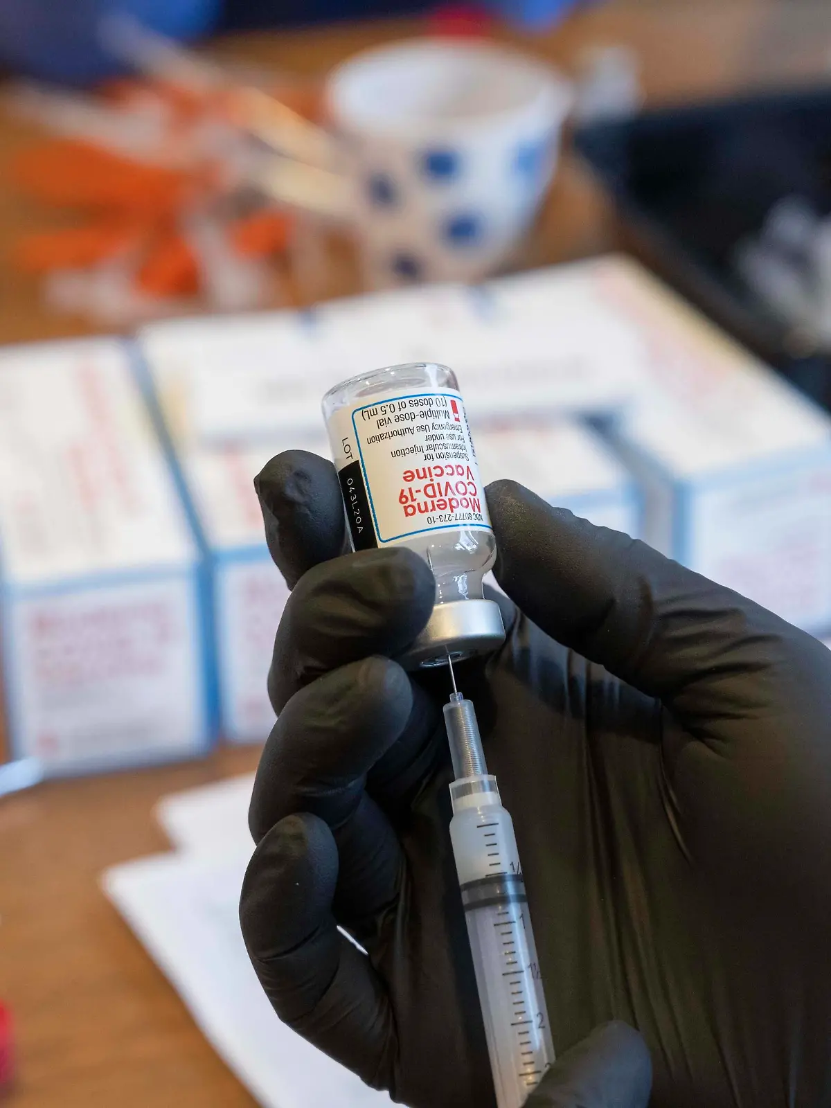  January 21, 2021, Round Rock, Texas, USA: A technician loads a syringe with the Moderna vaccine while South University nursing students administer vaccine to central Texans lined up at a drive-through clinic on January 21, 2021. Over 2,000 doses were given in people s arms on the previous day as Texas ramps up its vaccine response. Round Rock USA - ZUMAd150 20210121_znp_d150_024 Copyright: xBobxDaemmrichx