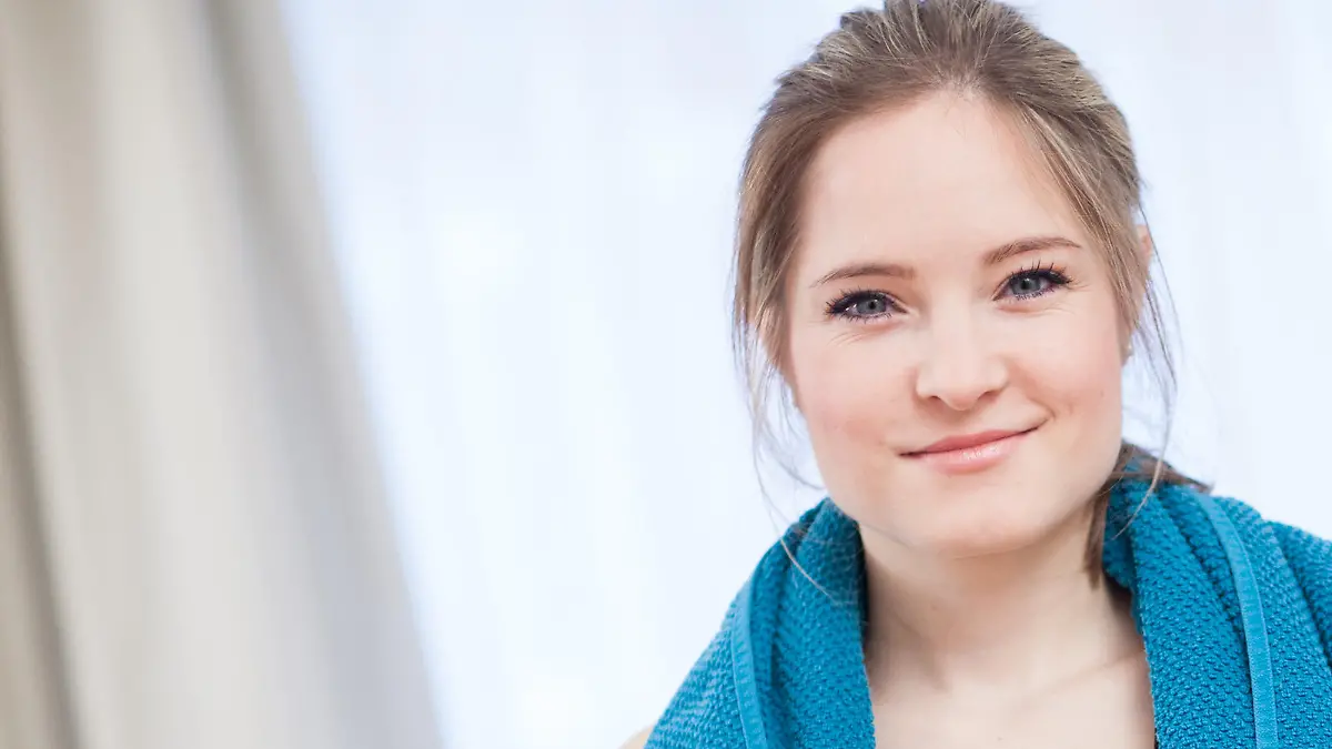 ILLUSTRATION - Eine junge Frau posiert am 07.12.2016 in einer Wohnung in Hamburg mit einer Faszienrolle. (gestellte Szene) Foto: Christin Klose | Verwendung weltweit