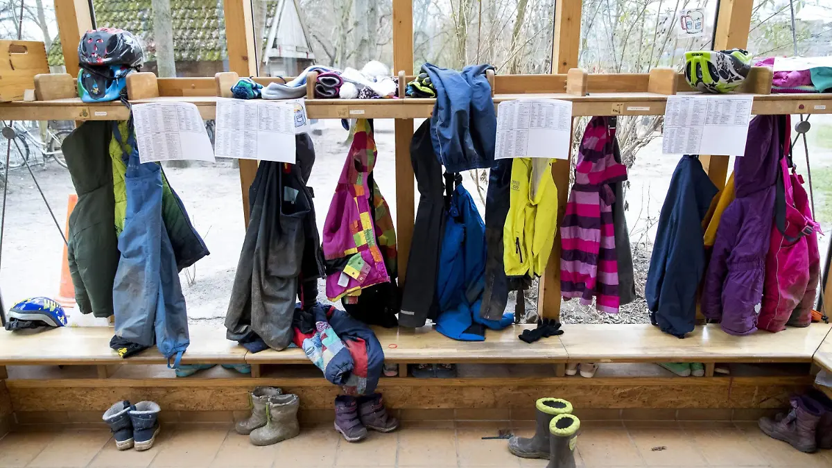 Vor einer Glasfassade haengen Kinder-Jacken und liegen Schuhe von Kindergartenkindern. Kindergarten, Themenbild, Symbolbild, 04.01.17 Luebeck Schleswig-Holstein Germany Parkhaus Falkenstrasse Copyright: xAgentur54Gradx/xFelixxKoenigx