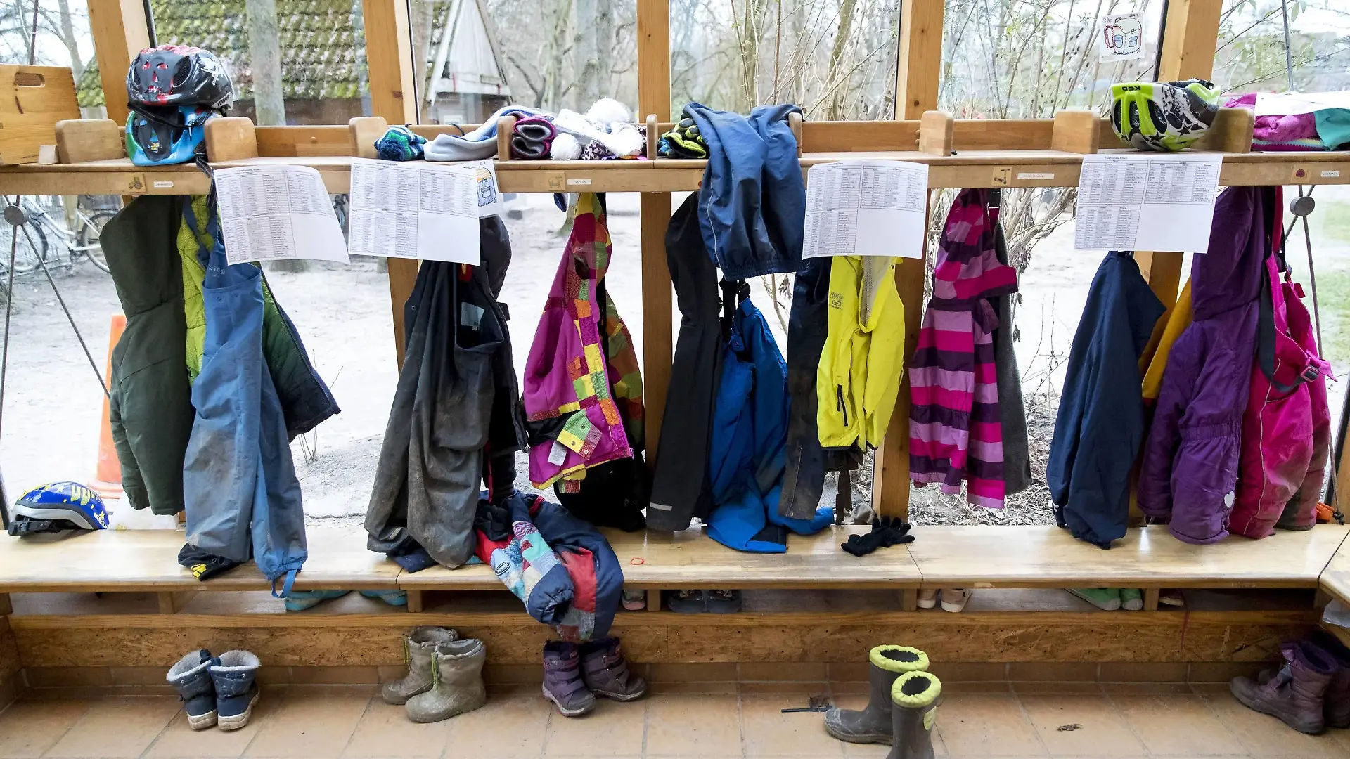 Vor einer Glasfassade haengen Kinder-Jacken und liegen Schuhe von Kindergartenkindern. Kindergarten, Themenbild, Symbolbild, 04.01.17 Luebeck Schleswig-Holstein Germany Parkhaus Falkenstrasse Copyright: xAgentur54Gradx/xFelixxKoenigx