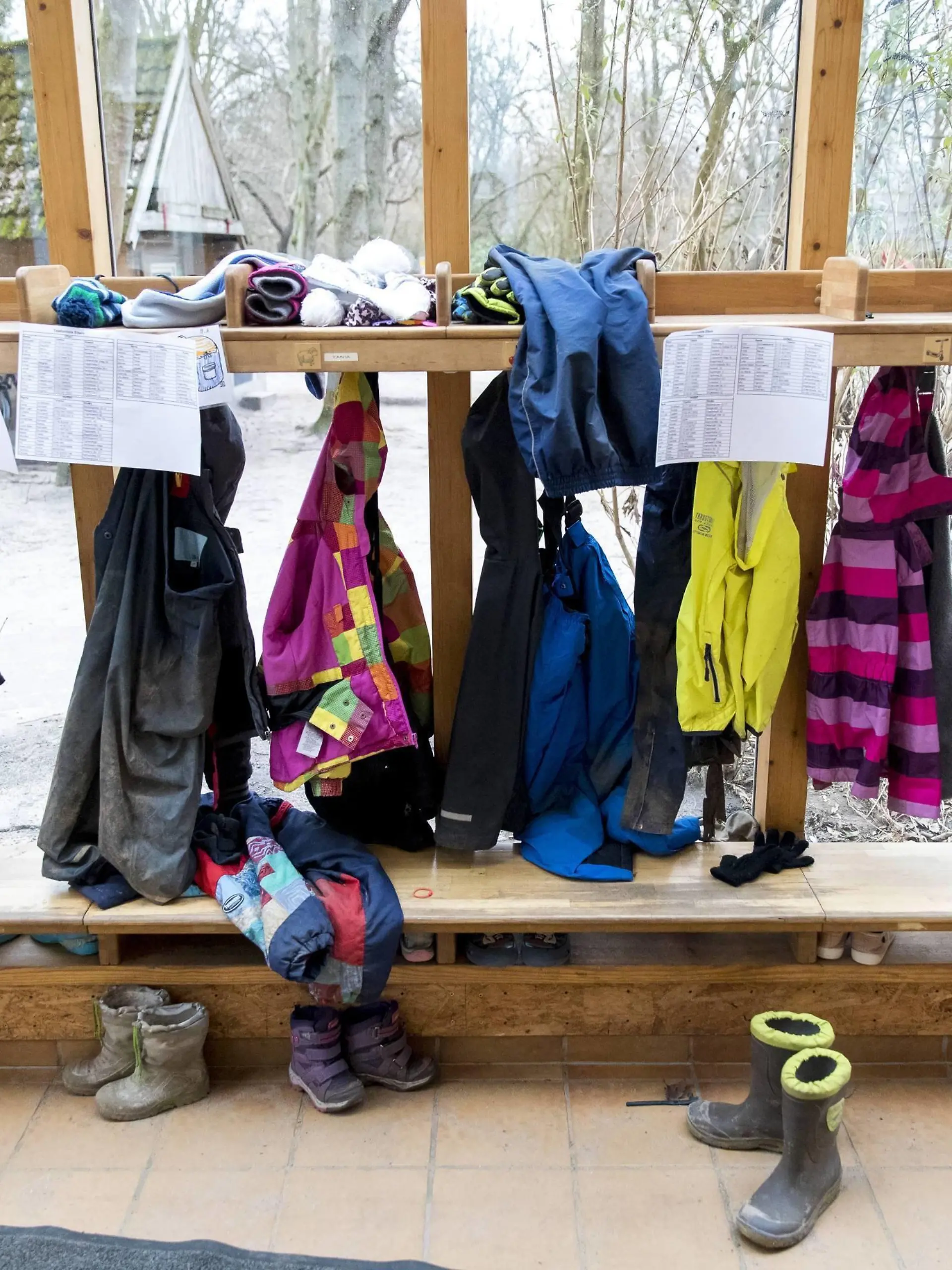  Vor einer Glasfassade haengen Kinder-Jacken und liegen Schuhe von Kindergartenkindern. Kindergarten, Themenbild, Symbolbild, 04.01.17 Luebeck Schleswig-Holstein Germany Parkhaus Falkenstrasse Copyright: xAgentur54Gradx/xFelixxKoenigx
