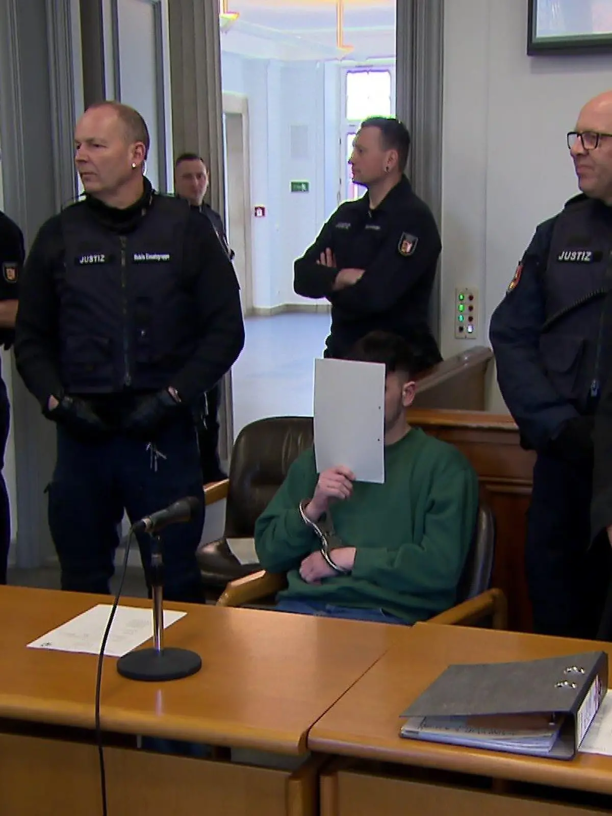 Der Angeklagte Fisnik H. hat zum Prozessauftakt gestanden - er bereue die Tat.