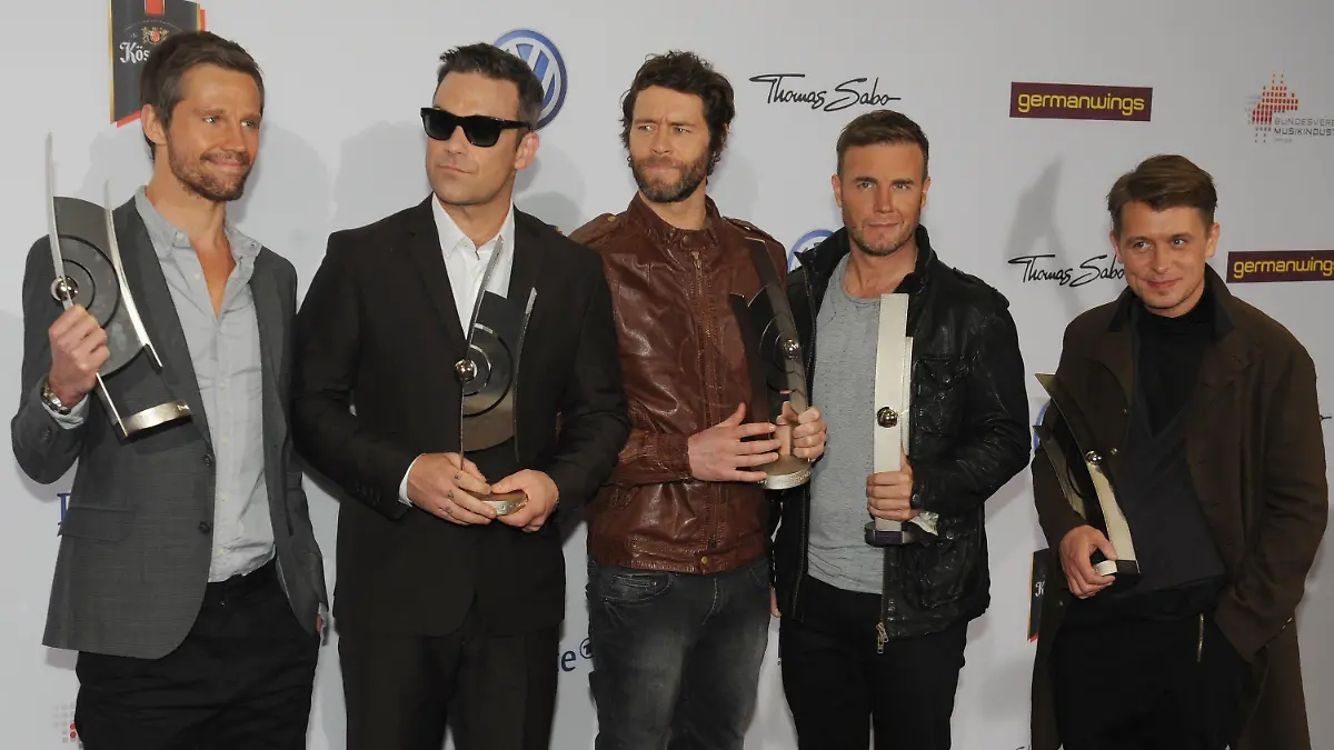 The Band Take That poses with its 2011 Echo Music Award in the category "Best Group International" at the 20th Echo Awards ceremony in Berlin, Germany, 24 March 2011. The Echo Music Award is presented in 25 categories. Photo: Joerg Carstensen dpa/lbn +++(c) dpa - Bildfunk+++