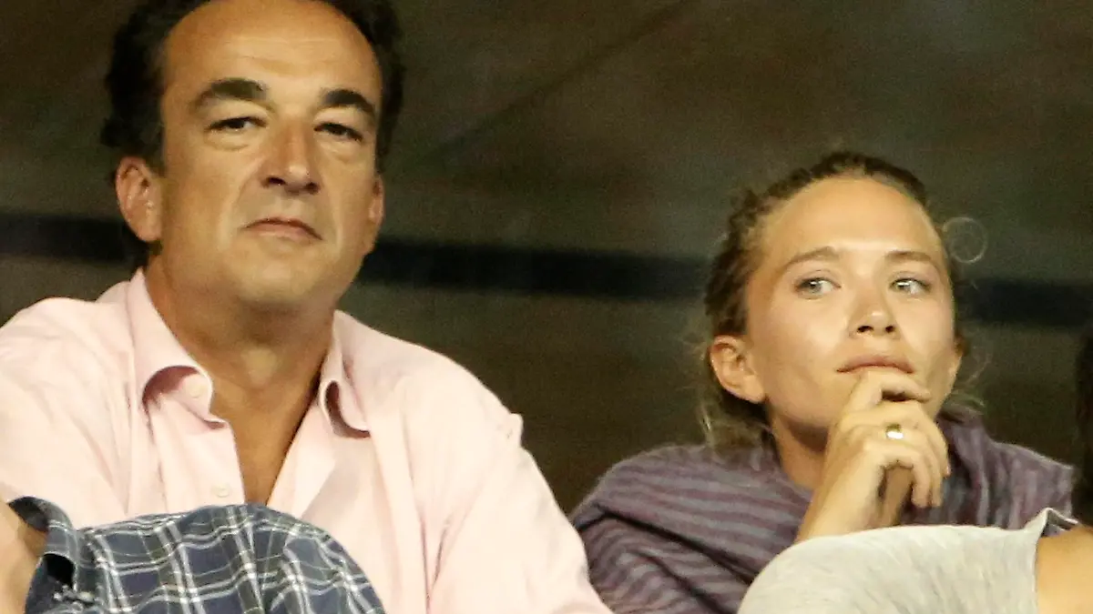 ARCHIV - 01.09.2014, USA, Flushing Meadows: US-Schauspielerin Mary-Kate Olsen und ihr damaliger Verlobter und heutiger Ehemann Olivier Sarkozy schauen sich bei den US Open Tennis Championship 2014 das Match zwischen der Japanerin Kei Nishikori und der Kanadierin Milos Raonic an. Nun will sich die Schauspielerin Medienberichten zufolge von ihrem Ehemann Sarkozy scheiden lassen. (zu dpa «Mary-Kate Olsen reicht Scheidung von Olivier Sarkozy ein») Foto: Jason Szenes/EPA/dpa +++ dpa-Bildfunk +++