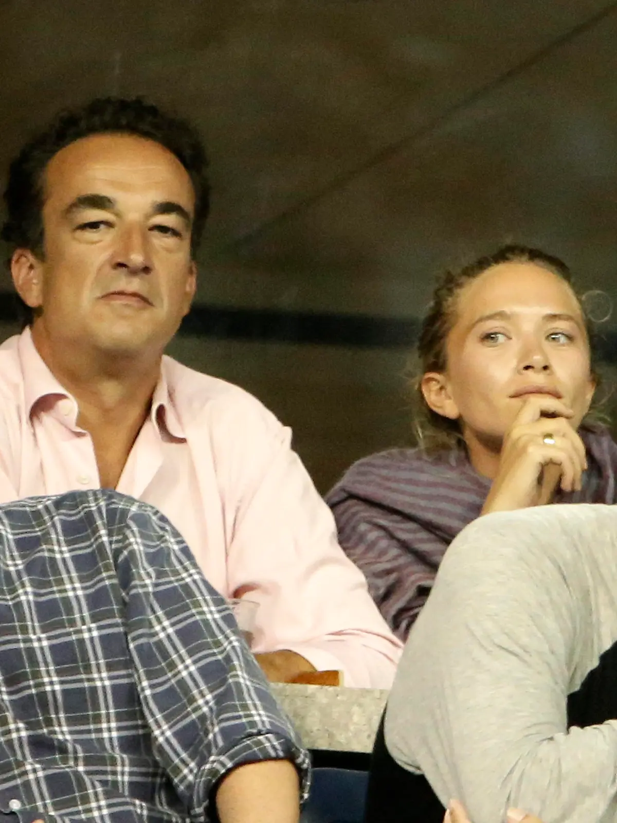ARCHIV - 01.09.2014, USA, Flushing Meadows: US-Schauspielerin Mary-Kate Olsen und ihr damaliger Verlobter und heutiger Ehemann Olivier Sarkozy schauen sich bei den US Open Tennis Championship 2014 das Match zwischen der Japanerin Kei Nishikori und der Kanadierin Milos Raonic an. Nun will sich die Schauspielerin Medienberichten zufolge von ihrem Ehemann Sarkozy scheiden lassen. (zu dpa «Mary-Kate Olsen reicht Scheidung von Olivier Sarkozy ein») Foto: Jason Szenes/EPA/dpa +++ dpa-Bildfunk +++