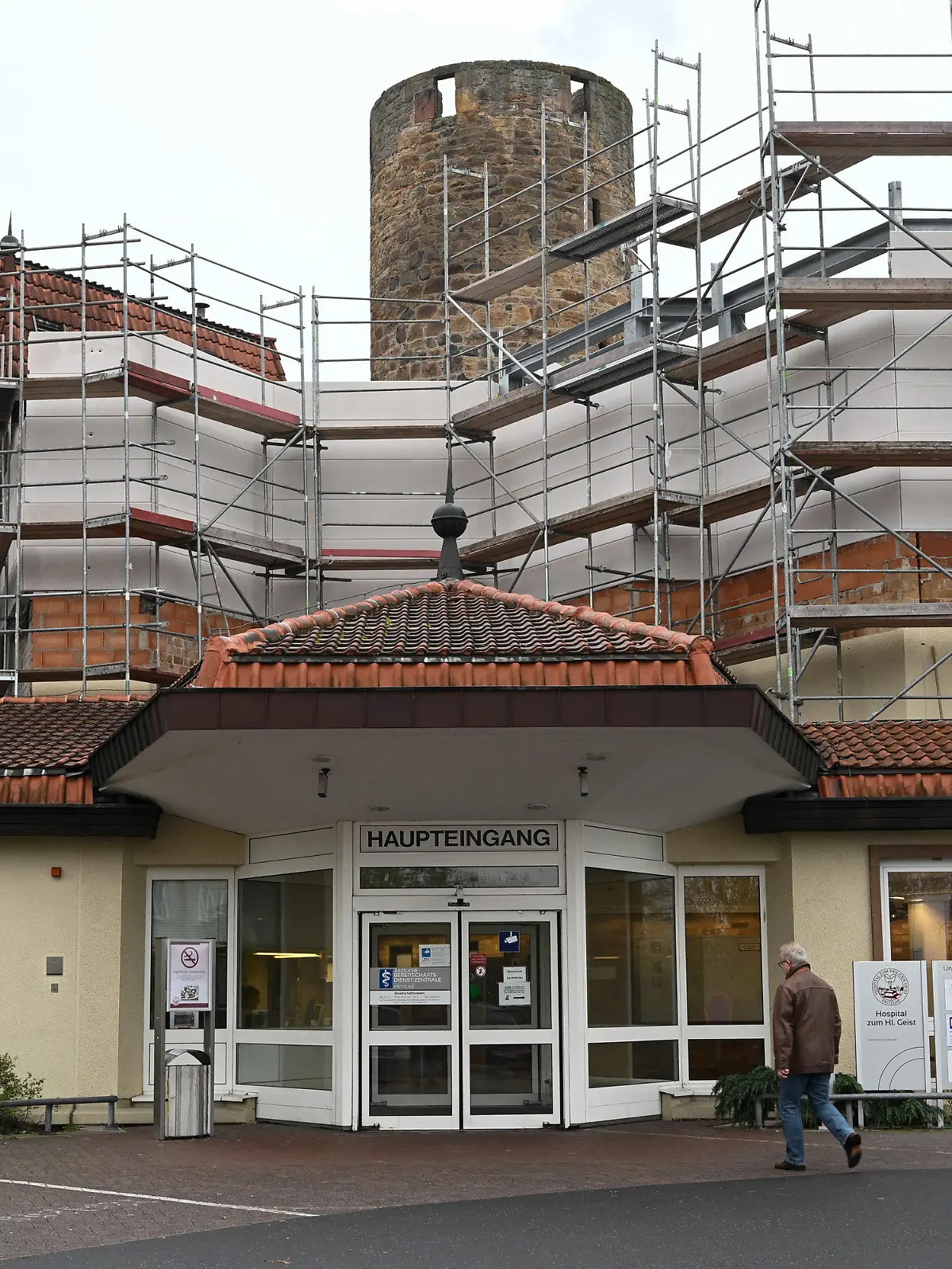 ARCHIV - 01.11.2019, Hessen, Fritzlar: Der Haupteingang der Klinik «Hospital zum Heiligen Geist». Eine mutmaßlich falsche Ärztin soll in der Klinik ohne entsprechende Ausbildung Patienten betäubt haben. Die Verdächtige steht nun vor dem Landgericht Kassel wegen mehrfachen Mordes. (zu dpa «Mordprozess gegen mutmaßlich falsche Ärztin startet») Foto: Uwe Zucchi/dpa +++ dpa-Bildfunk +++