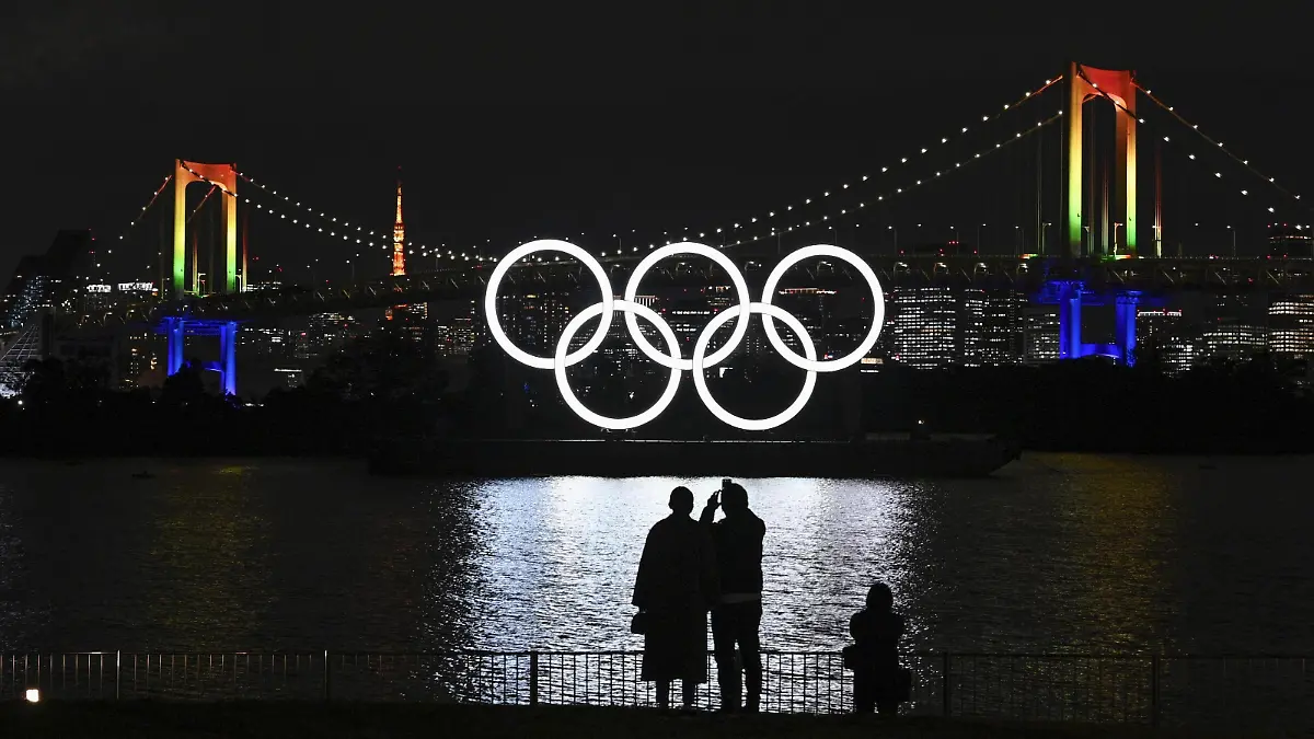 Sport Themen der Woche KW49  Reinstallation of Olympic rings in Tokyo Bay The Olympic rings glow in the dark after being reinstalled in Tokyo Bay off Odaiba Marine Park on Dec. 1, 2020, after they underwent a safety inspection and maintenance. The rings were temporarily removed in August following the Tokyo Summer Games postponement until 2021 due to the coronavirus pandemic. PUBLICATIONxINxGERxSUIxAUTxHUNxONLY