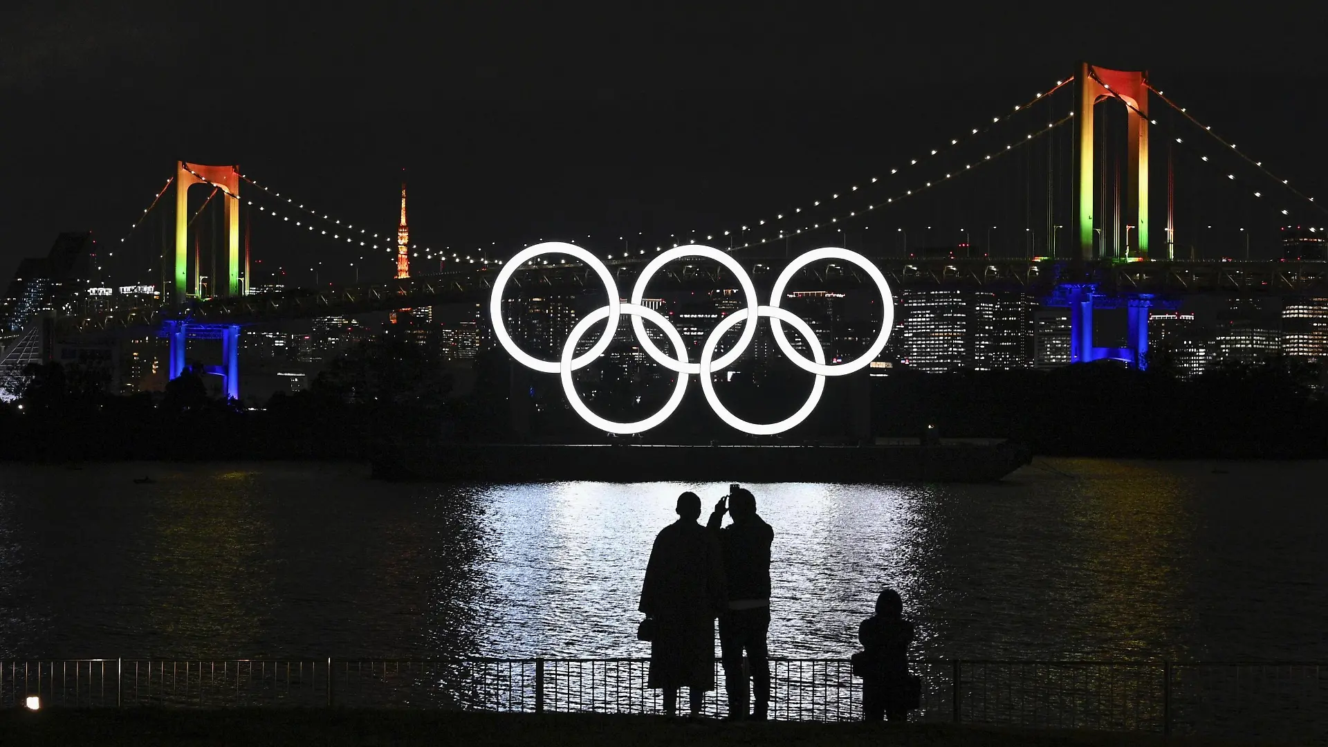 Sport Themen der Woche KW49 Reinstallation of Olympic rings in Tokyo Bay The Olympic rings glow in the dark after being reinstalled in Tokyo Bay off Odaiba Marine Park on Dec. 1, 2020, after they underwent a safety inspection and maintenance. The rings were temporarily removed in August following the Tokyo Summer Games postponement until 2021 due to the coronavirus pandemic. PUBLICATIONxINxGERxSUIxAUTxHUNxONLY