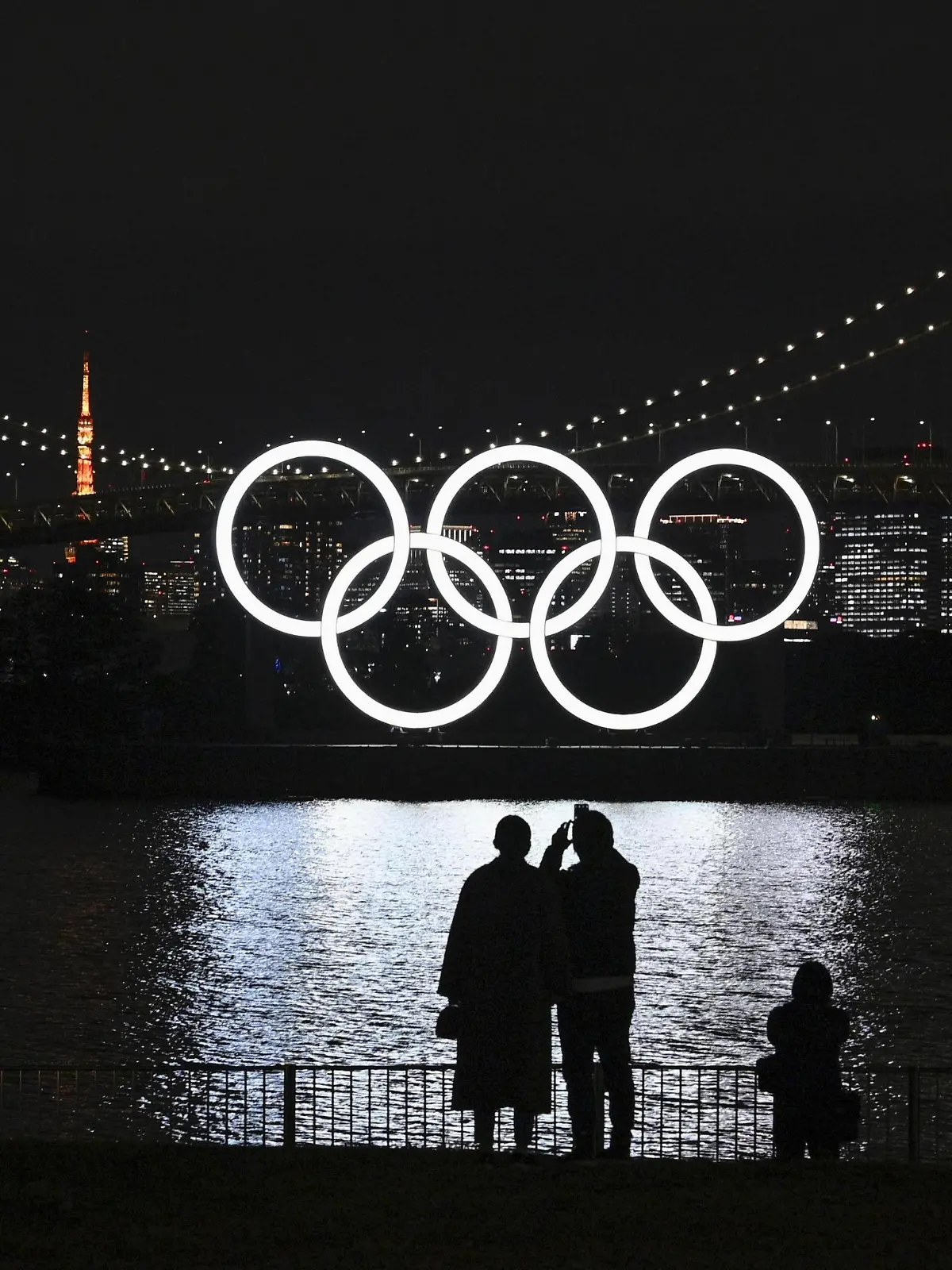 Sport Themen der Woche KW49  Reinstallation of Olympic rings in Tokyo Bay The Olympic rings glow in the dark after being reinstalled in Tokyo Bay off Odaiba Marine Park on Dec. 1, 2020, after they underwent a safety inspection and maintenance. The rings were temporarily removed in August following the Tokyo Summer Games postponement until 2021 due to the coronavirus pandemic. PUBLICATIONxINxGERxSUIxAUTxHUNxONLY