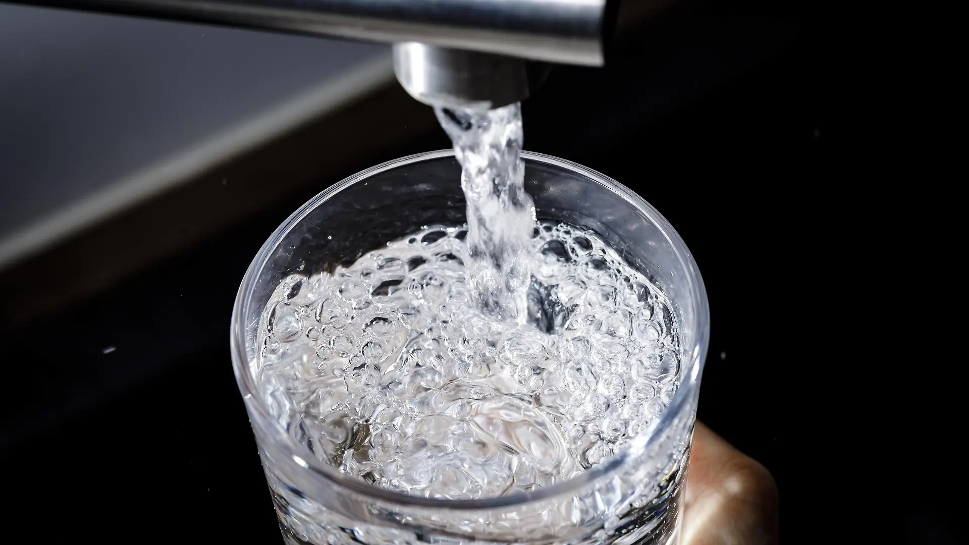 Symbolfoto: Wasser fliesst aus einem Wasserhahn in ein Glas. Berlin, 24.02.2019. Berlin Deutschland *** Symbol photo Water flows from a tap into a glass Berlin 24 02 2019 Berlin Germany PUBLICATIONxINxGERxSUIxAUTxONLY Copyright: xThomasxTrutschel/photothek.netx  