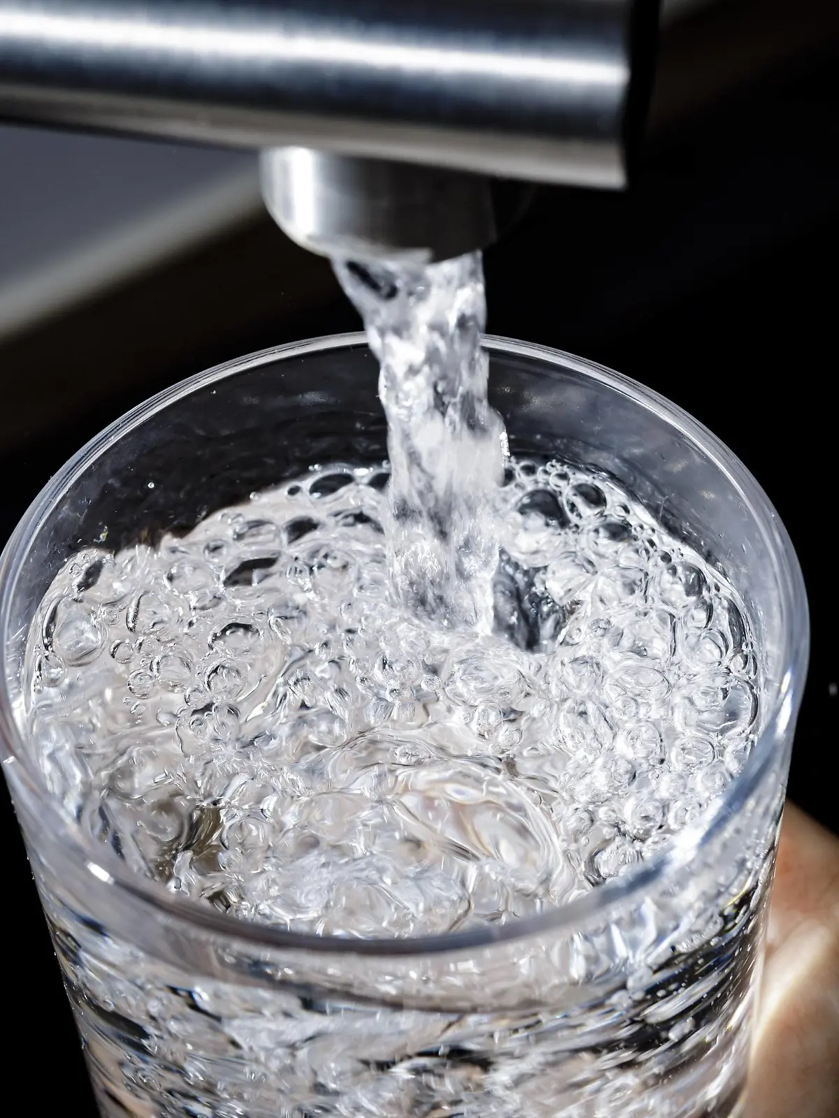 Symbolfoto: Wasser fliesst aus einem Wasserhahn in ein Glas. Berlin, 24.02.2019. Berlin Deutschland *** Symbol photo Water flows from a tap into a glass Berlin 24 02 2019 Berlin Germany PUBLICATIONxINxGERxSUIxAUTxONLY Copyright: xThomasxTrutschel/photothek.netx  