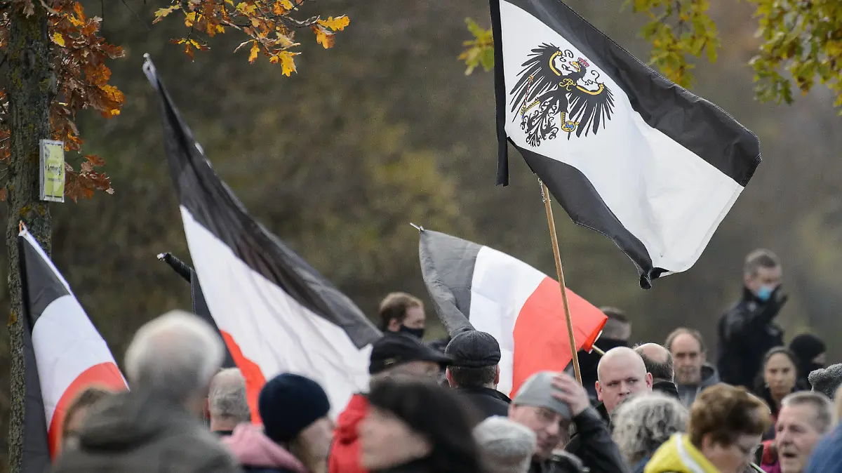 Corona-Leugner Demo 15.11.2020, Teistungen: Corona-Leugner Demo. Demonstration und Kundgebung auf dem Platz vor dem Grenzlandmuseum Eichsfeld unter dem Motto Mitteldeutschland steht für Frieden, Freiheit und Souveränität . Teistungen Thüringen Deutschland *** Corona Leugner Demo 15 11 2020, Teistungen Corona Leugner Demo Demonstration and rally on the square in front of the Grenzlandmuseum Eichsfeld under the motto Central Germany stands for peace, freedom and sovereignty Teistungen Thuringia Germany