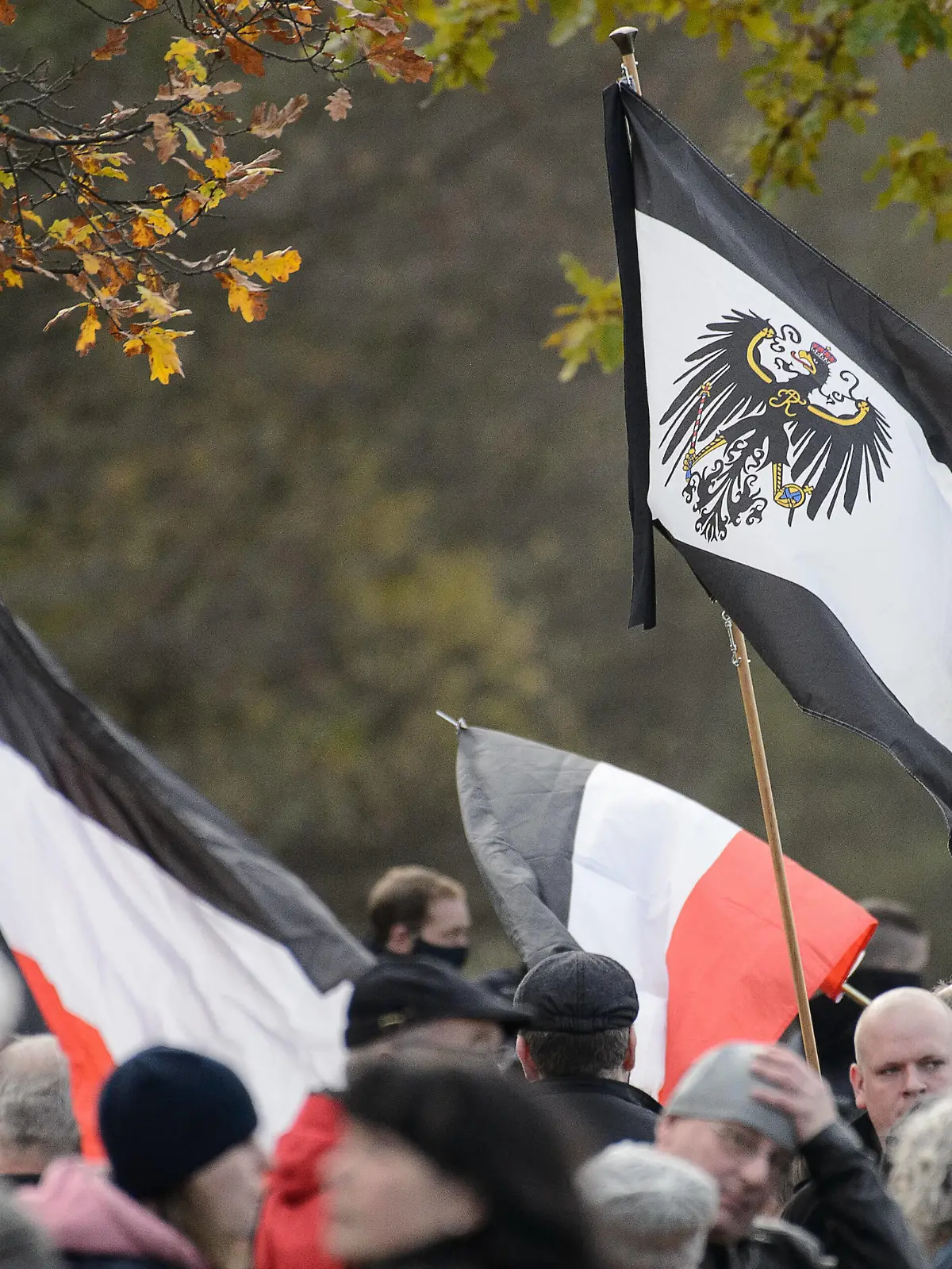  Corona-Leugner Demo 15.11.2020, Teistungen: Corona-Leugner Demo. Demonstration und Kundgebung auf dem Platz vor dem Grenzlandmuseum Eichsfeld unter dem Motto Mitteldeutschland steht für Frieden, Freiheit und Souveränität . Teistungen Thüringen Deutschland *** Corona Leugner Demo 15 11 2020, Teistungen Corona Leugner Demo Demonstration and rally on the square in front of the Grenzlandmuseum Eichsfeld under the motto Central Germany stands for peace, freedom and sovereignty Teistungen Thuringia Germany