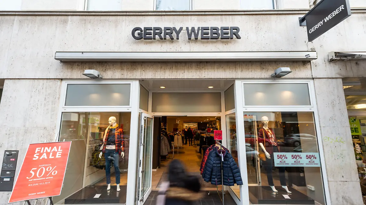 25.01.2019, Nordrhein-Westfalen, Düsseldorf: Vor einer Filiale des Modeherstellers Gerry Weber steht ein Schild mit der Aufschrift "Final Sale". Der seit langem kriselnde Modehersteller hat einen Antrag auf Insolvenz in Eigenverwaltung gestellt. Foto: Christophe Gateau/dpa