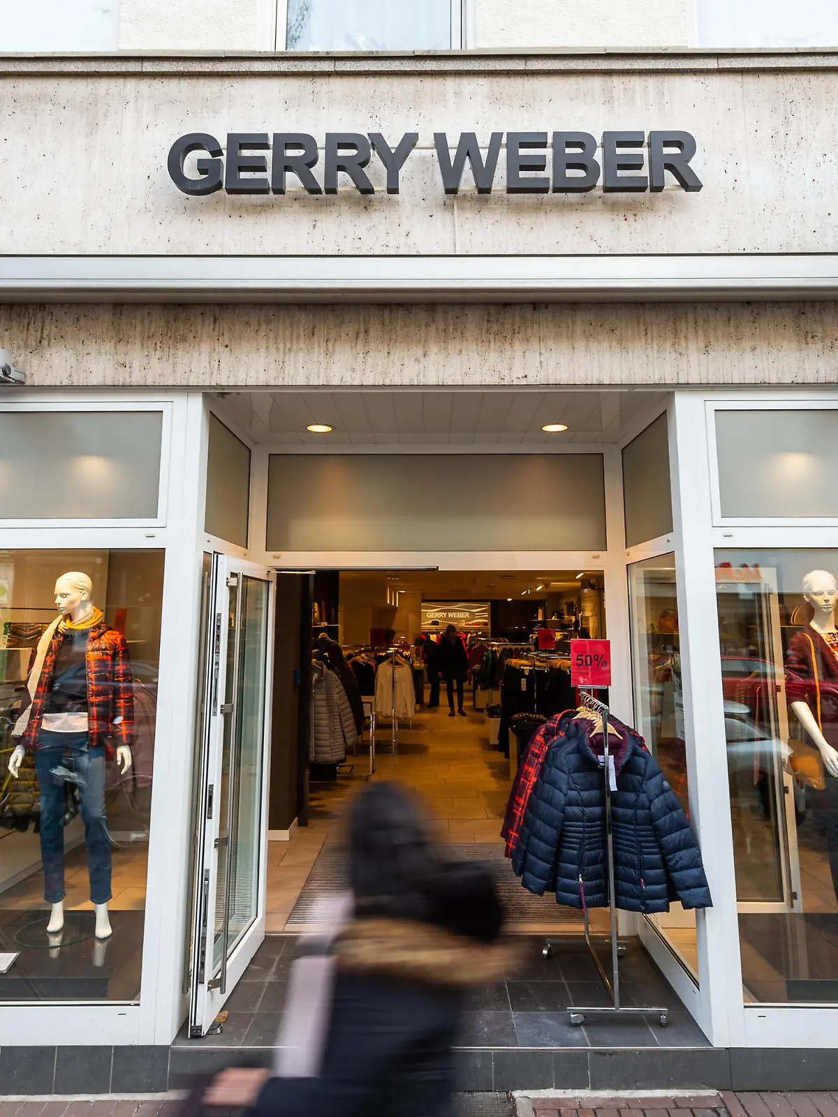 25.01.2019, Nordrhein-Westfalen, Düsseldorf: Vor einer Filiale des Modeherstellers Gerry Weber steht ein Schild mit der Aufschrift "Final Sale". Der seit langem kriselnde Modehersteller hat einen Antrag auf Insolvenz in Eigenverwaltung gestellt. Foto: Christophe Gateau/dpa