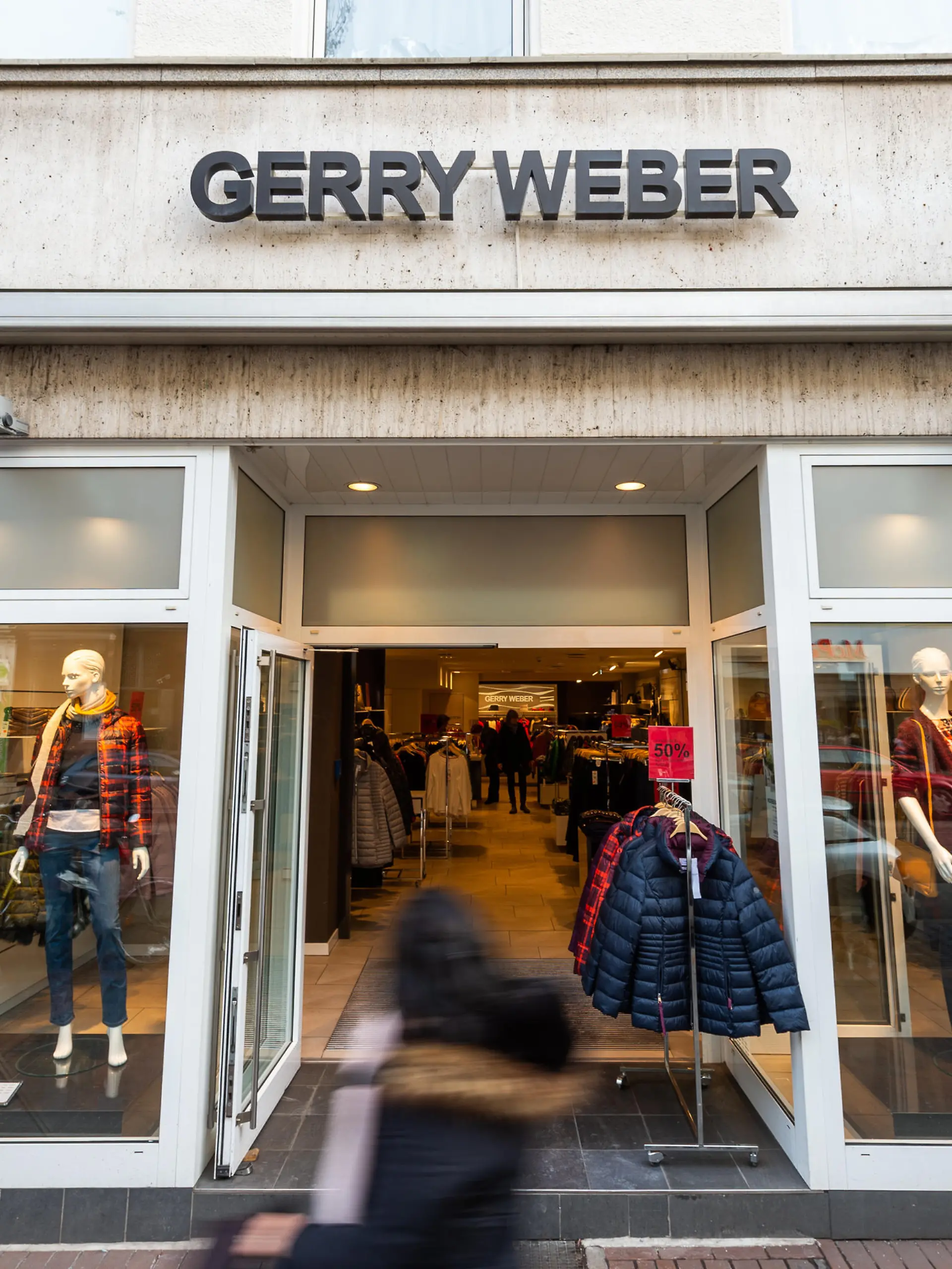 25.01.2019, Nordrhein-Westfalen, Düsseldorf: Vor einer Filiale des Modeherstellers Gerry Weber steht ein Schild mit der Aufschrift "Final Sale". Der seit langem kriselnde Modehersteller hat einen Antrag auf Insolvenz in Eigenverwaltung gestellt. Foto: Christophe Gateau/dpa