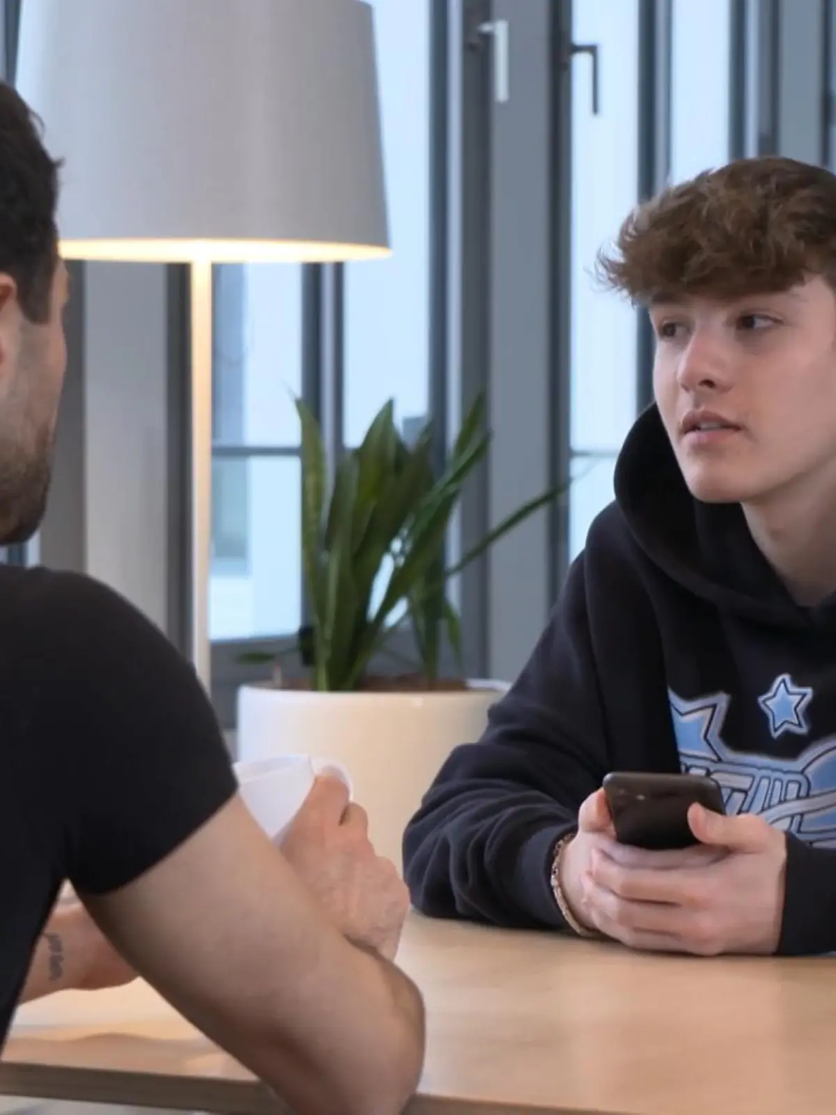 Wie genau kam dieser Hype um die Audio-App Clubhouse eigentlich zustande und warum hat der Corona-Lockdown diesen offenbar so beflügelt? RTL-Jugendreporter Marc Luca Sleegers hat das mit Schauspieler und Synchonsprecher Marios Gavrilis („Haus des Geldes“) diskutiert, der seinen Bekanntheitsgrad durch Clubhouse noch einmal deutlich steigern konnte. Das Gespräch gibt es im Video zu sehen!