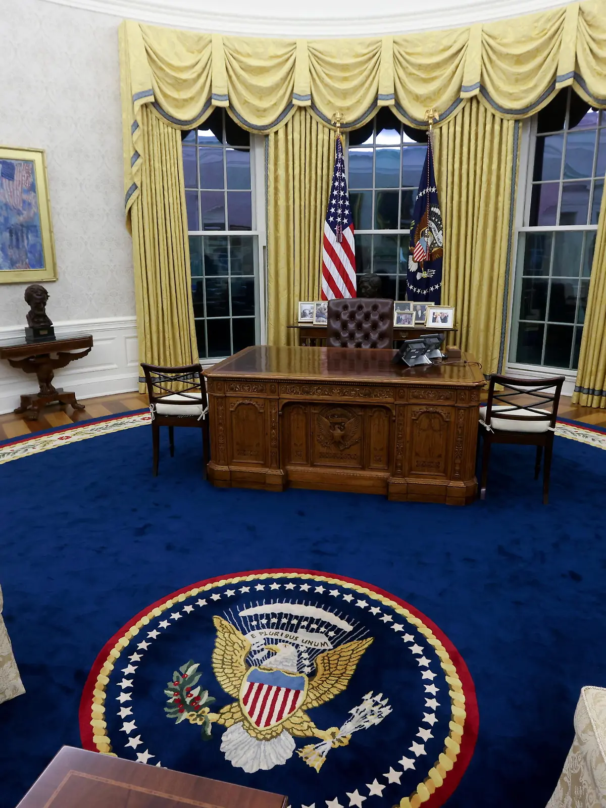 A general view shows the Oval Office as decorated for newly-inaugurated President Joe Biden at the White House in Washington, U.S. January 21, 2021.  REUTERS/Jonathan Ernst     TPX IMAGES OF THE DAY