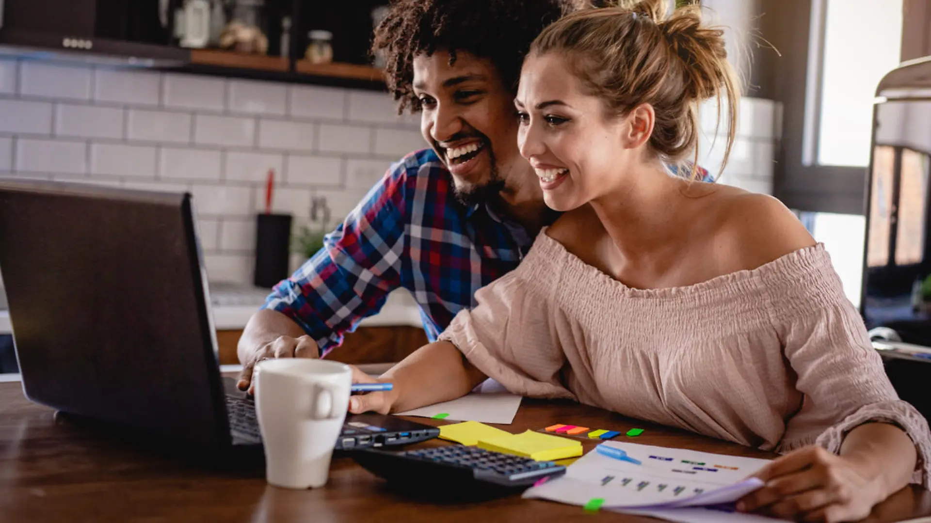 Paar checkt Online-Kredit-Angebot