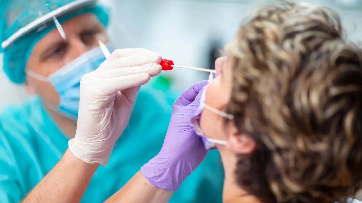 Frau beim Coronatest
