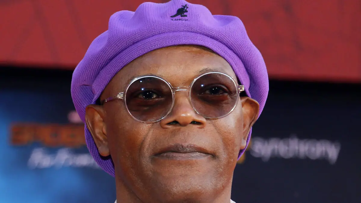 Samuel L. Jackson kommt mit Avengers-Maske zur Corona-Impfung