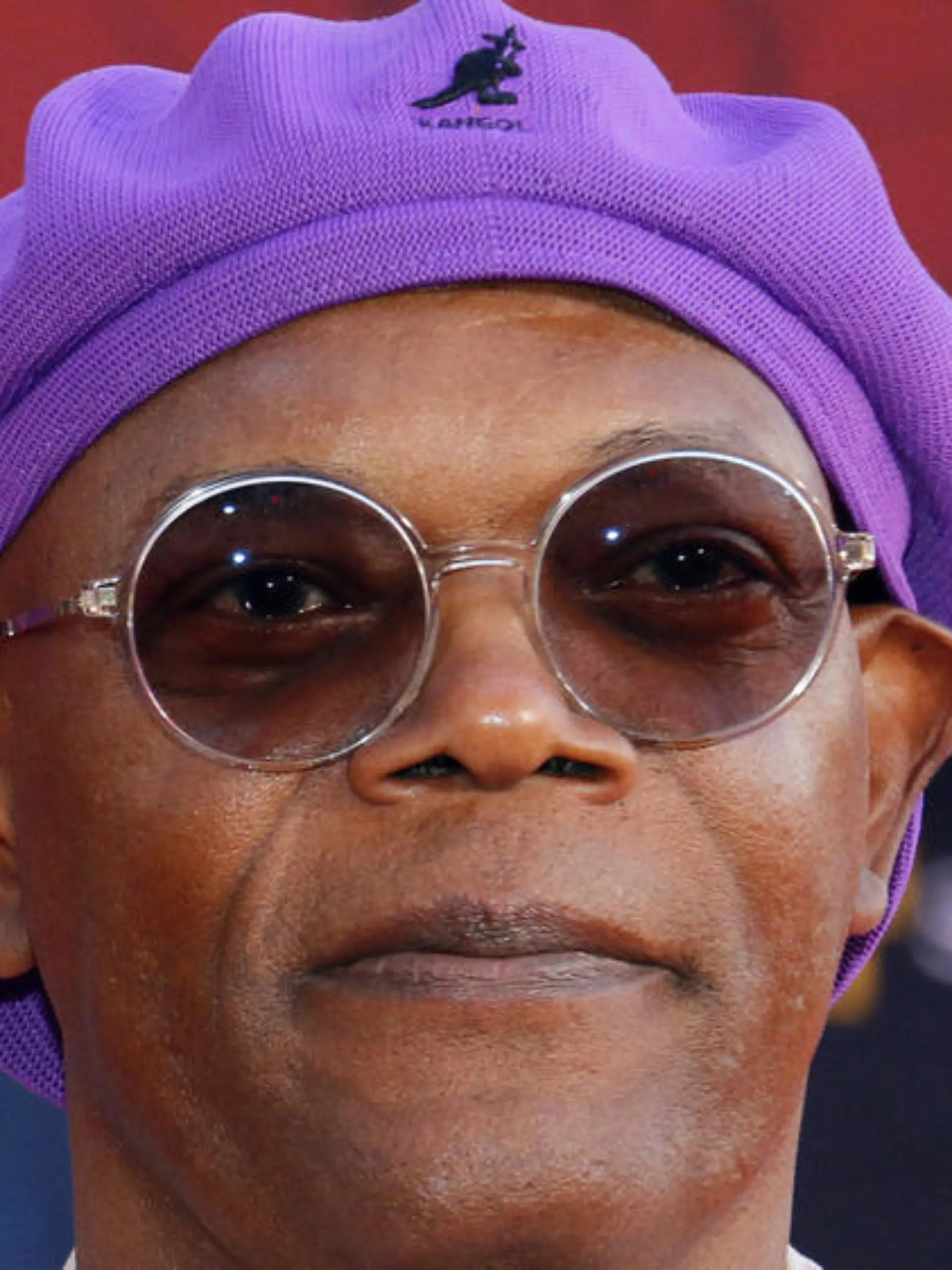 Samuel L. Jackson kommt mit Avengers-Maske zur Corona-Impfung